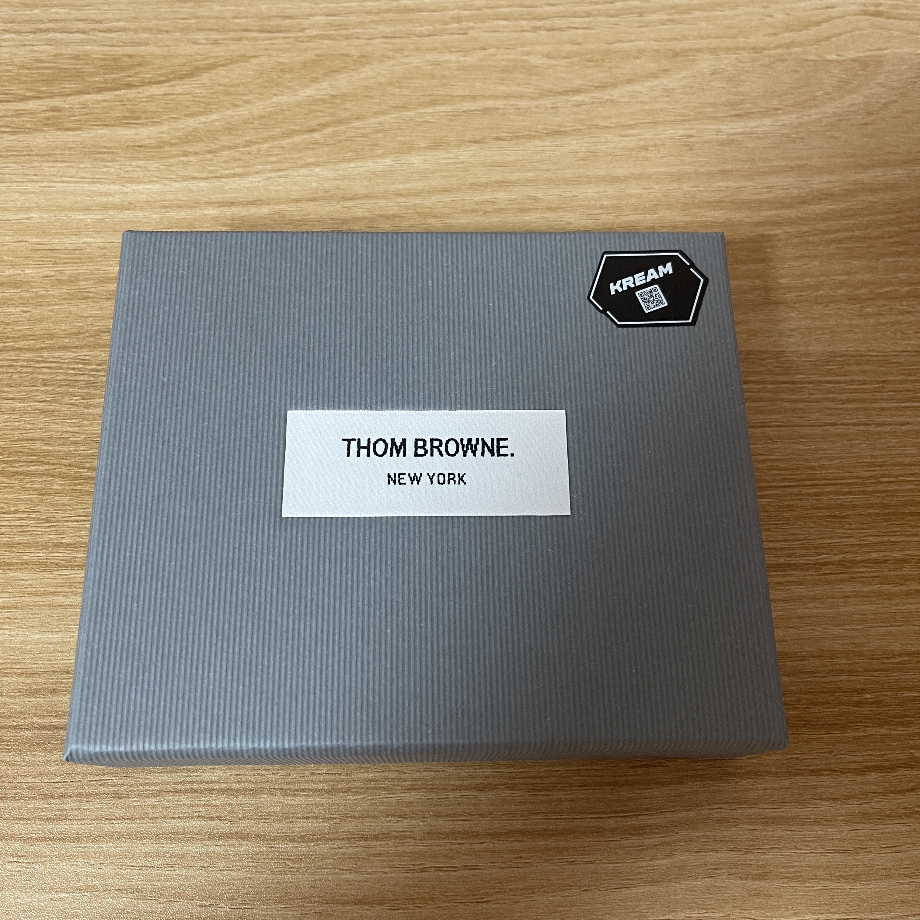 Thom Browne Pebble Grain Leather Stripe Note Compartment Card Holder Black 착용 스타일 - 1