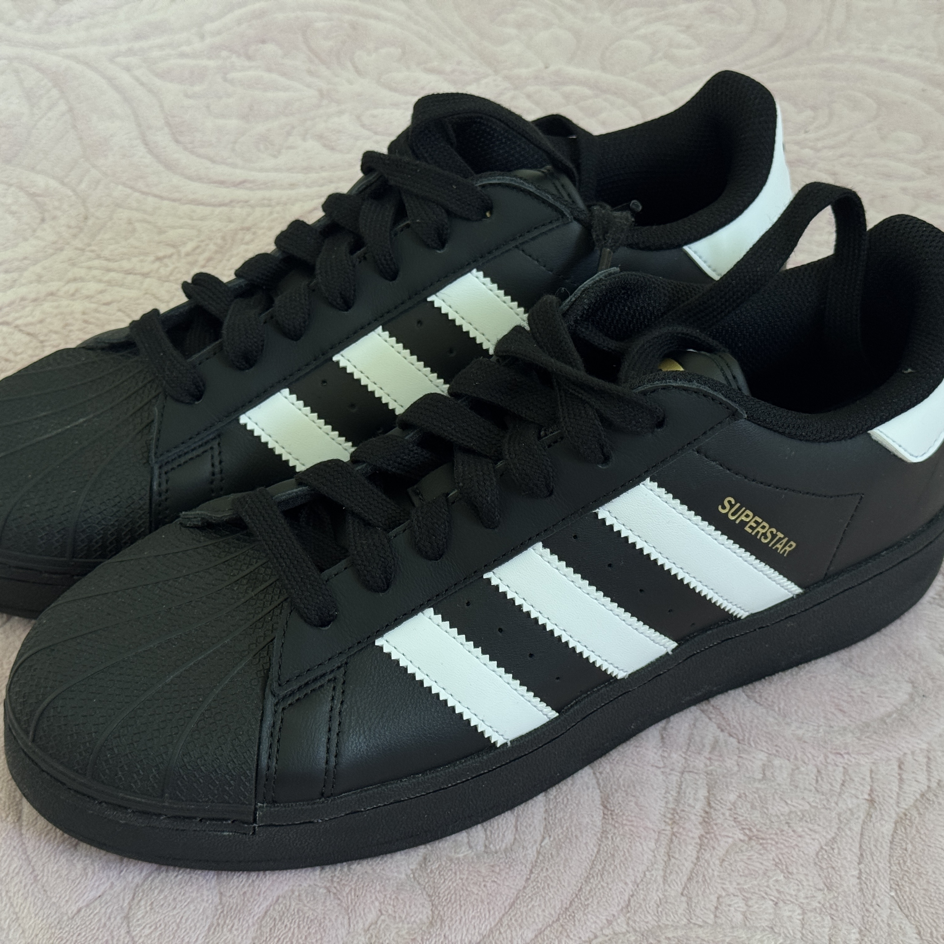Adidas Superstar XLG Core Black White 착용 스타일 - 2