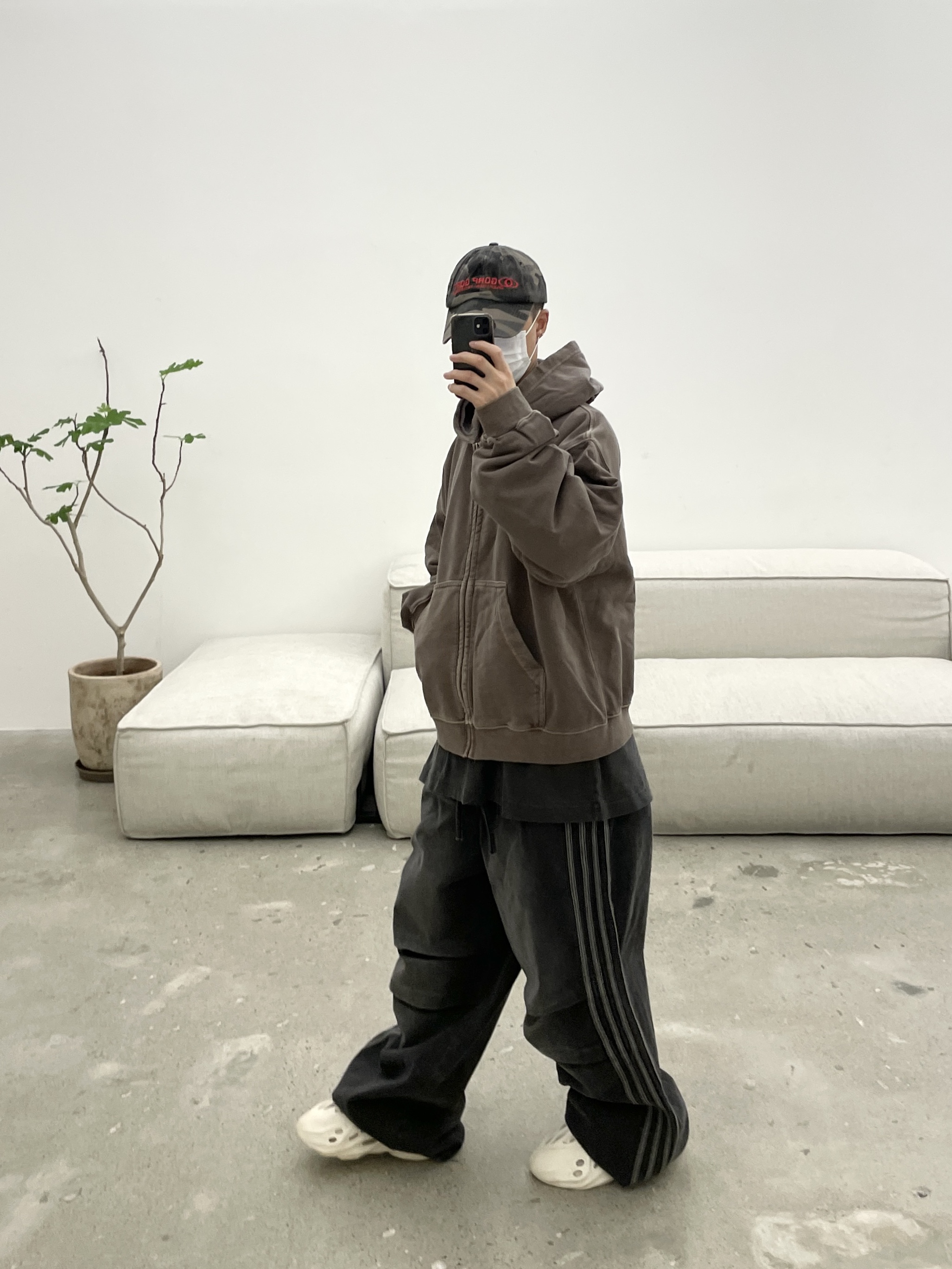 Adidas Yeezy Foam RNNR Sand 착용 스타일
