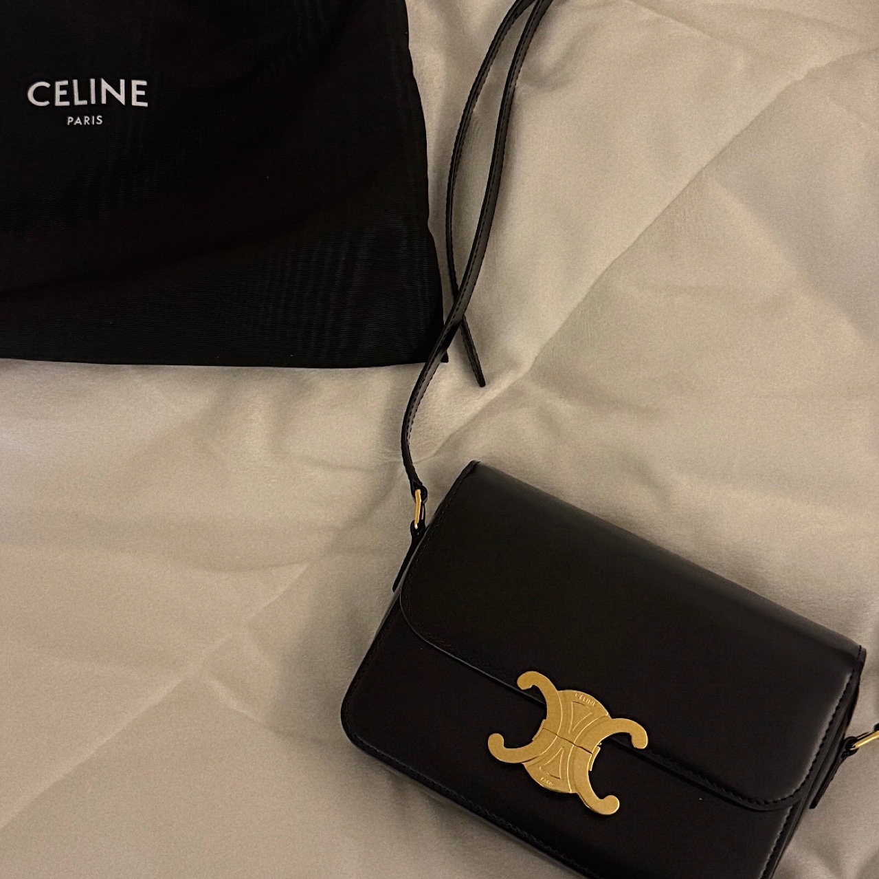 Celine Teen Triomphe Bag in Shiny Calfskin Black 착용 스타일