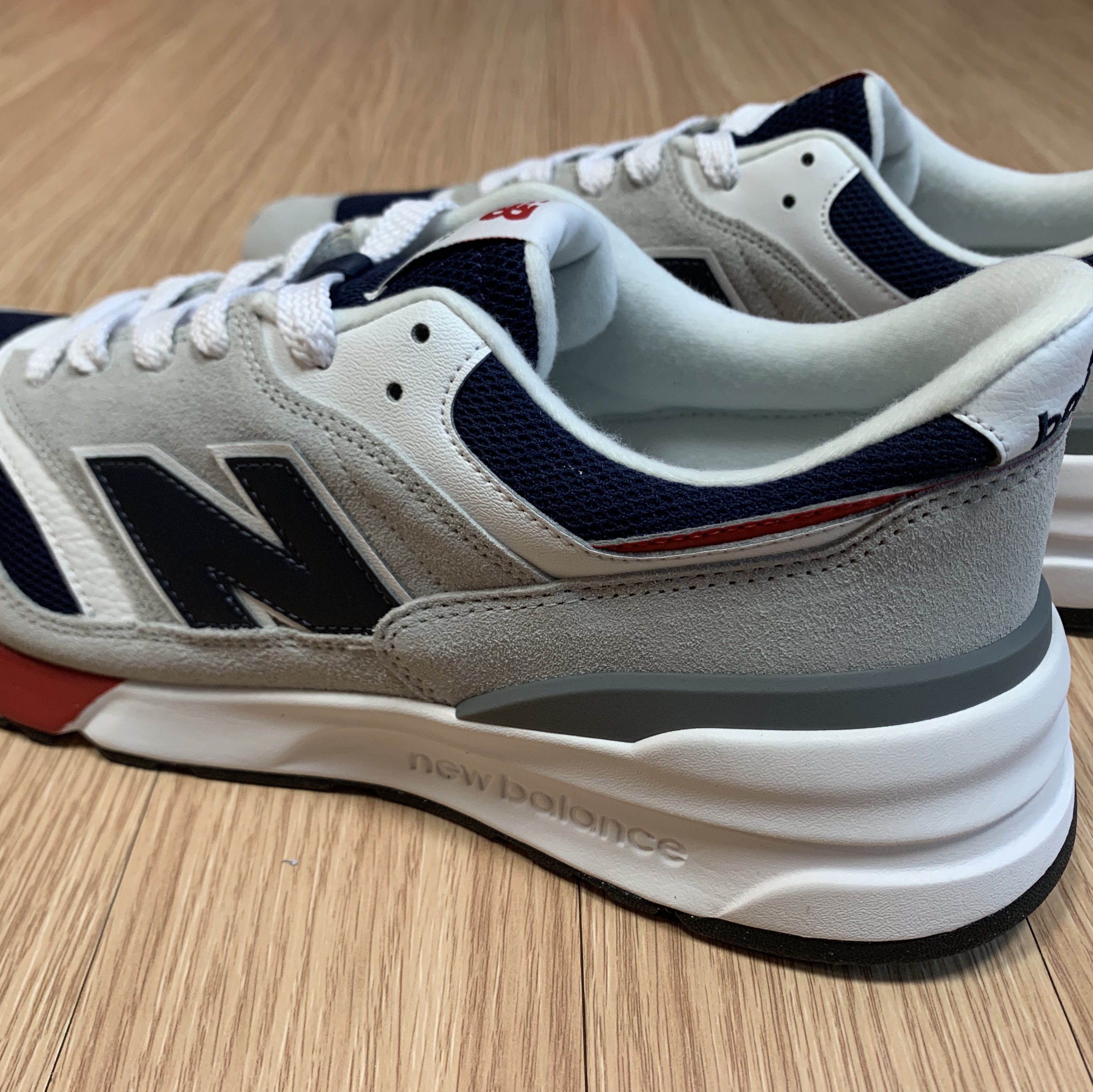 New Balance 997R Brighton Grey Team Navy 착용 스타일 - 3