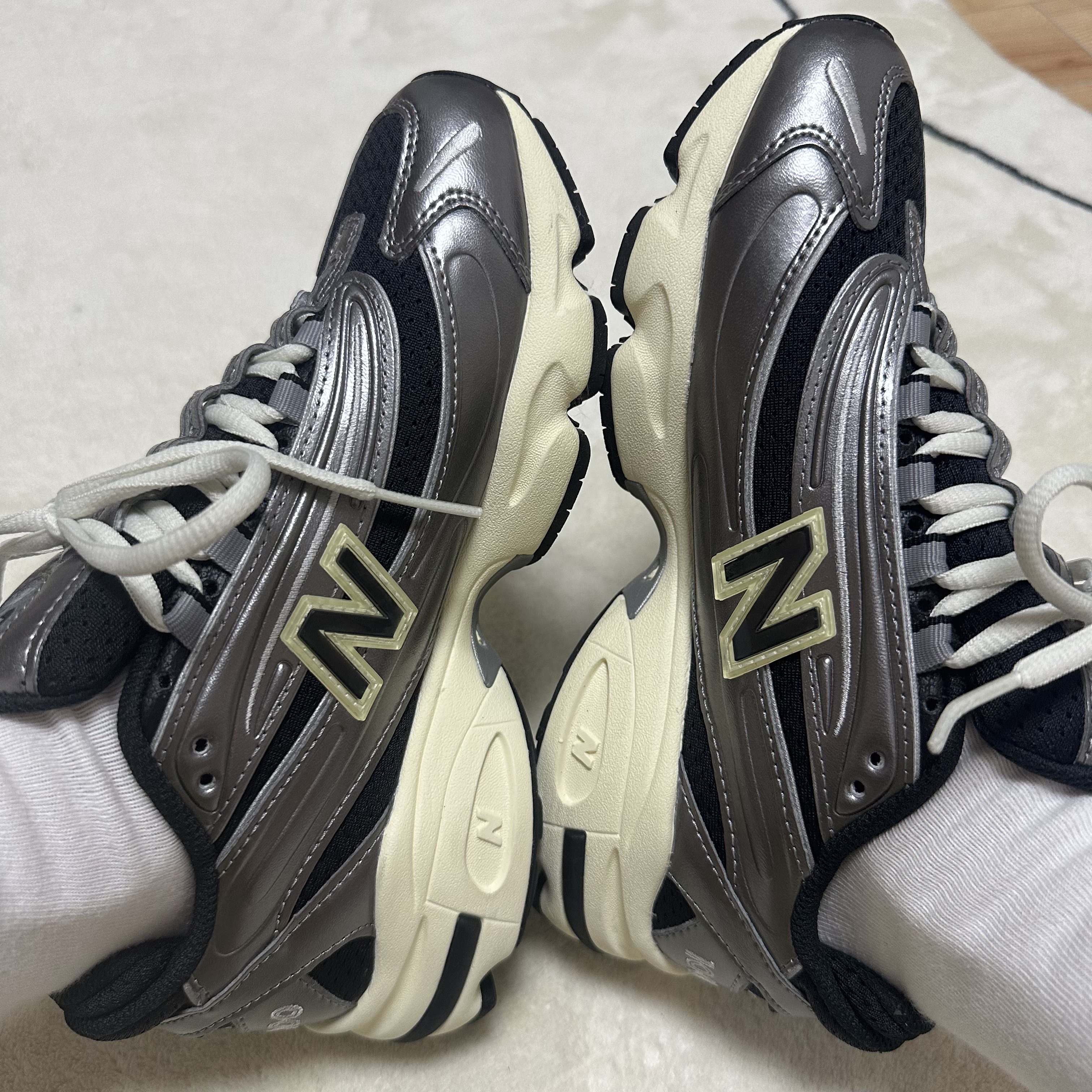 New Balance 1000 Silver Metallic Black 착용 스타일 - 2