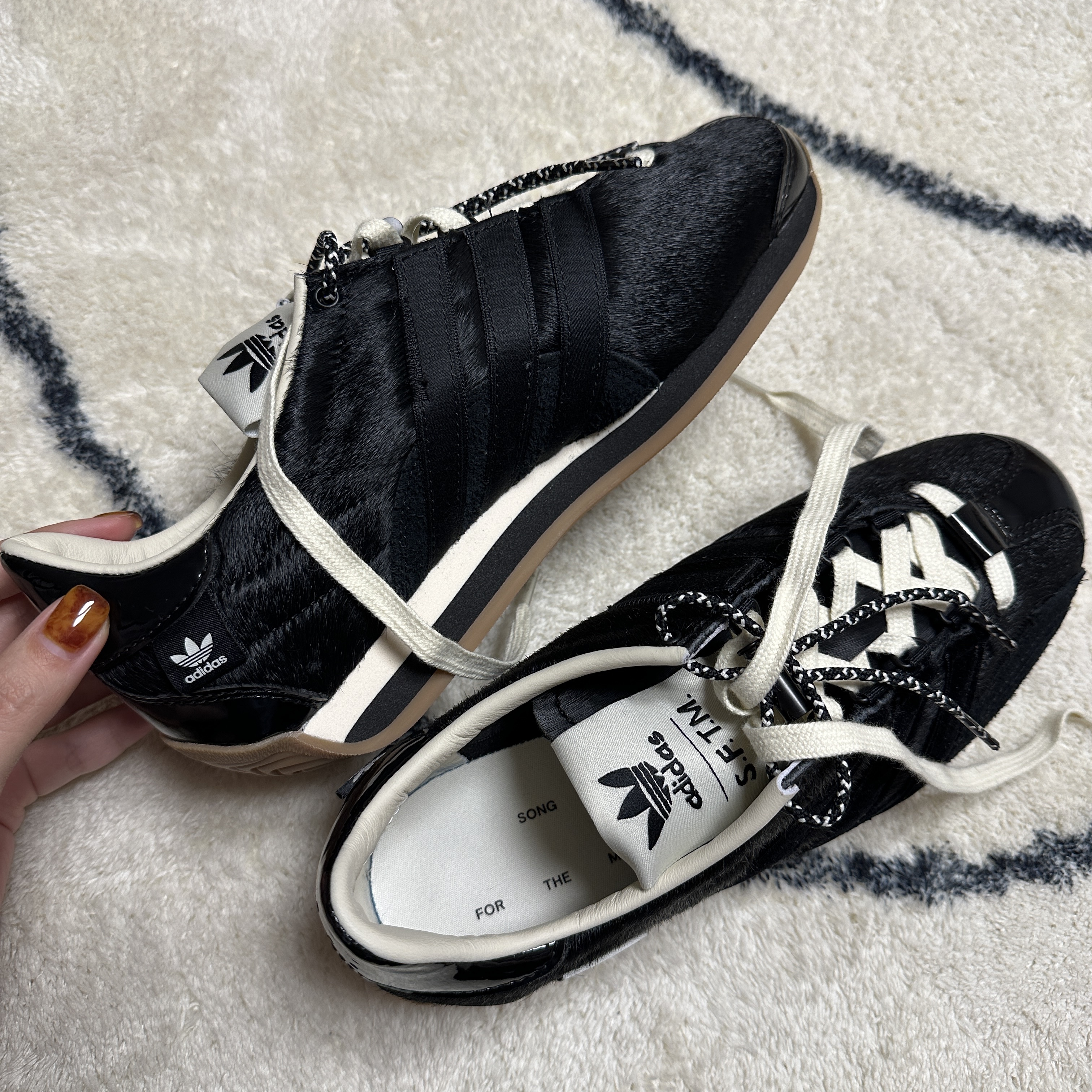Adidas x Song for the Mute Country OG Core Black Cream White 착용 스타일 - 1