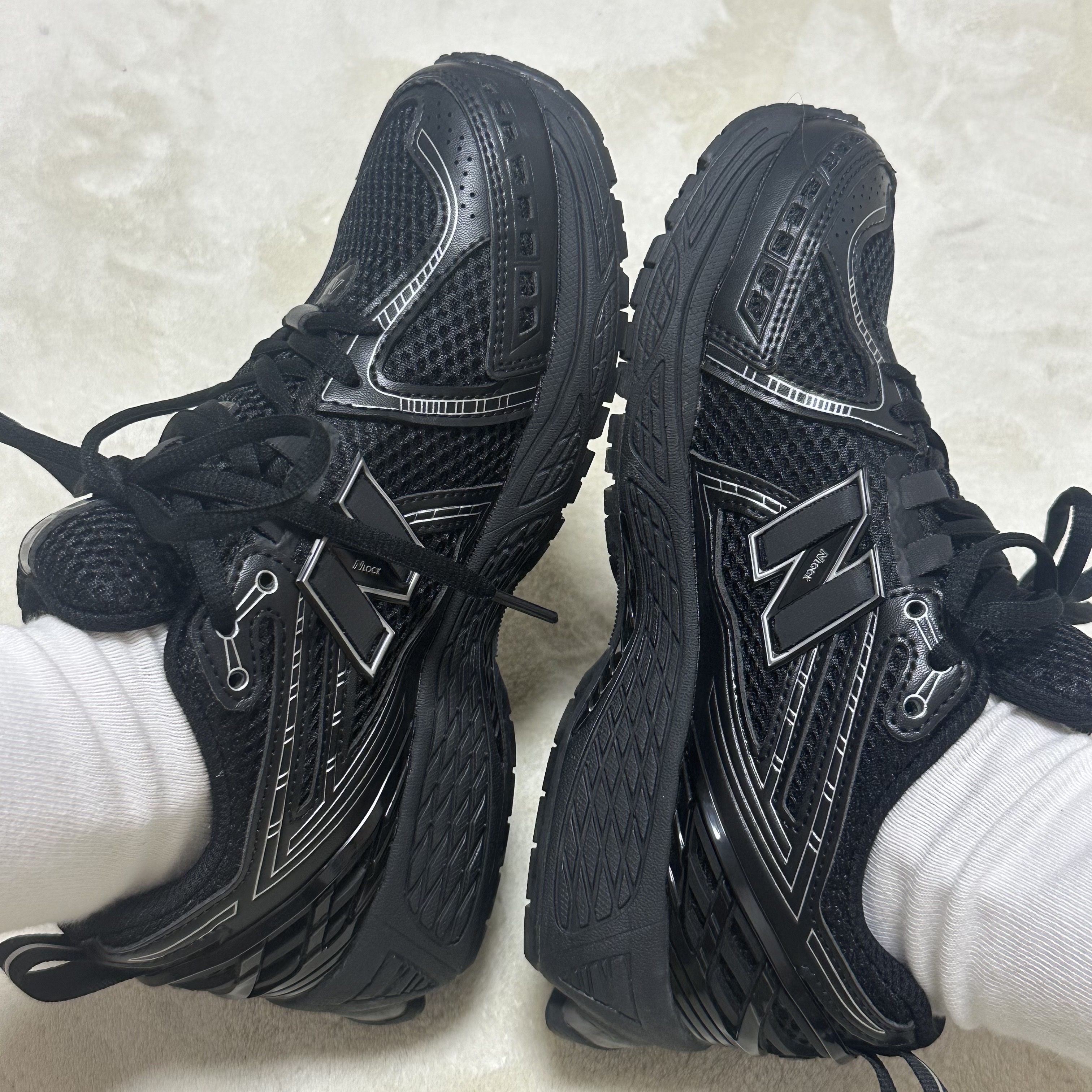 New Balance 1906R Black Silver Metallic 착용 스타일 - 2