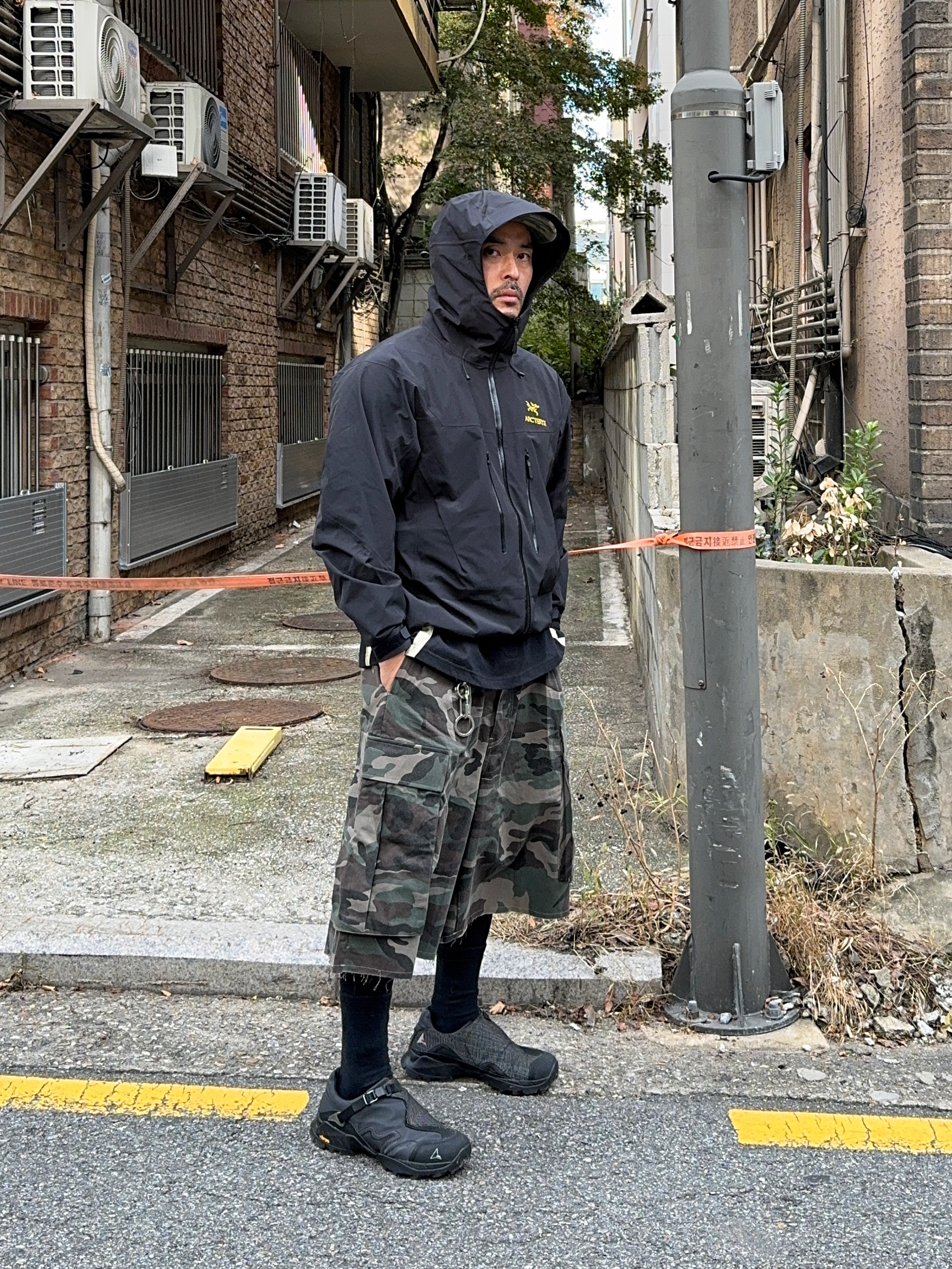 Arc'teryx Alpha SV Jacket 24K Black, Undermycar Mu.44 Anti Fxxking Logo Play Big Cargo Camo Shorts Camo Khaki 착용 스타일 - 5