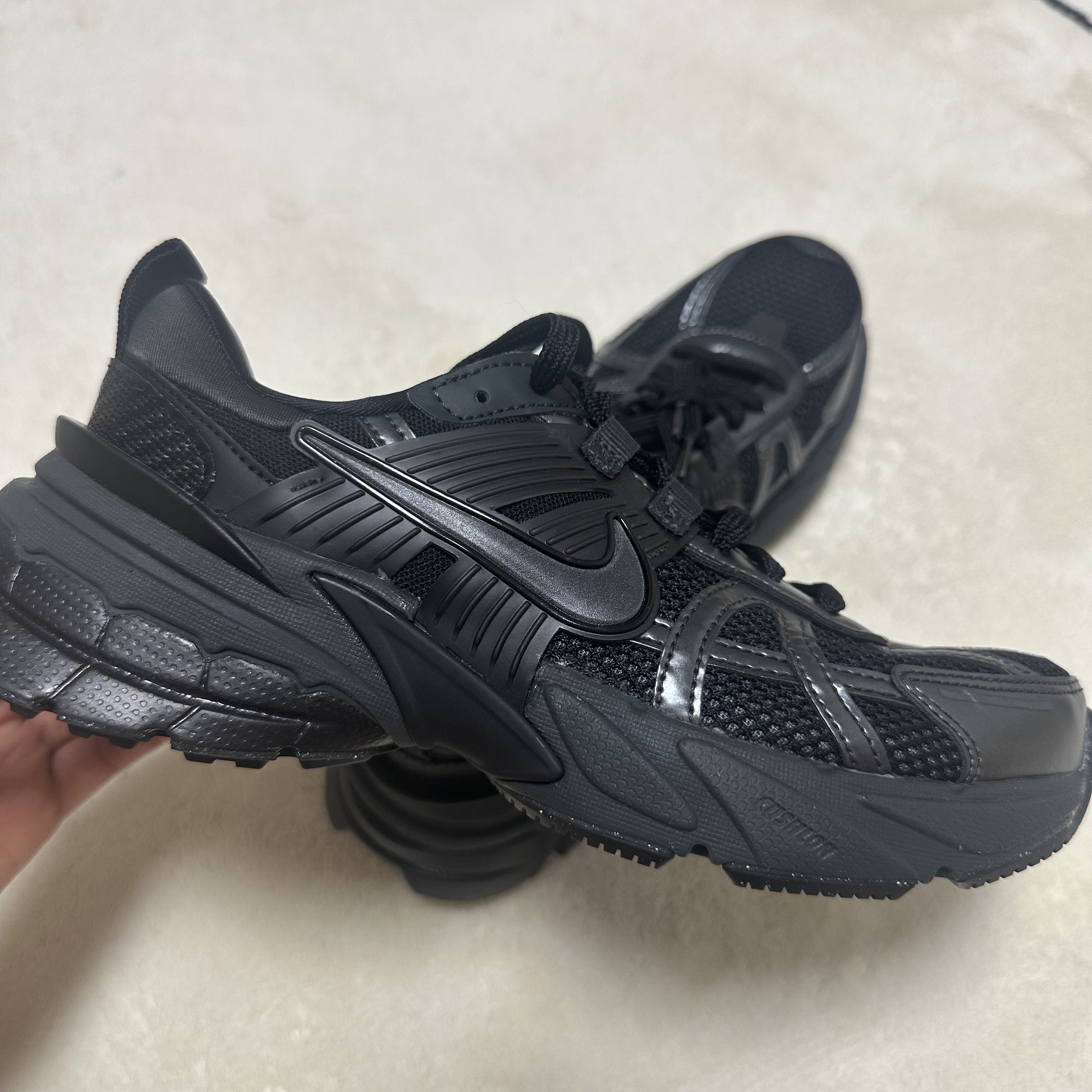 Nike V2K Run Black Anthracite 착용 스타일 - 1
