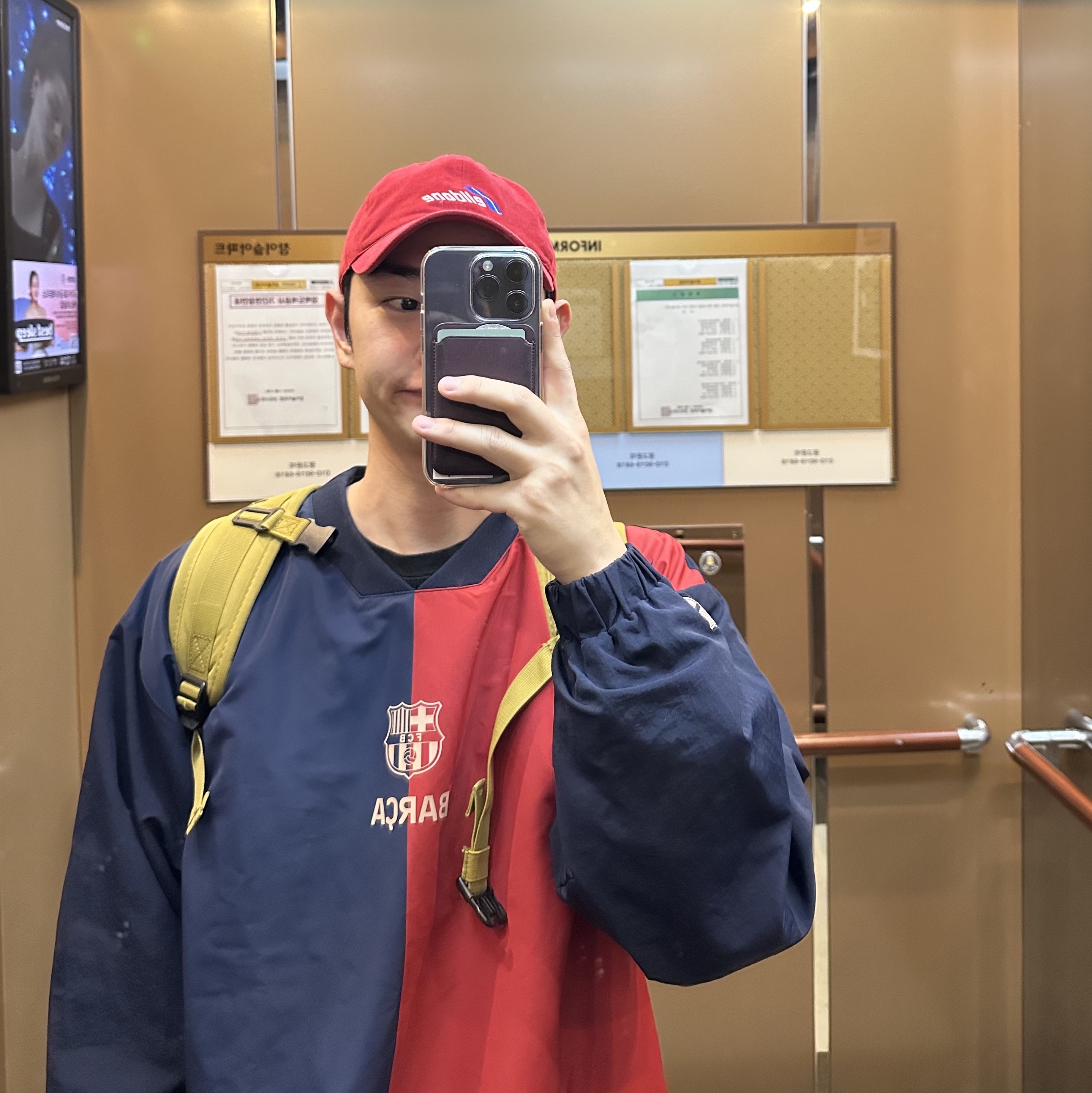 FC Barcelona Classic Line Retro Woven Sweatshirt Navy Red 착용 스타일