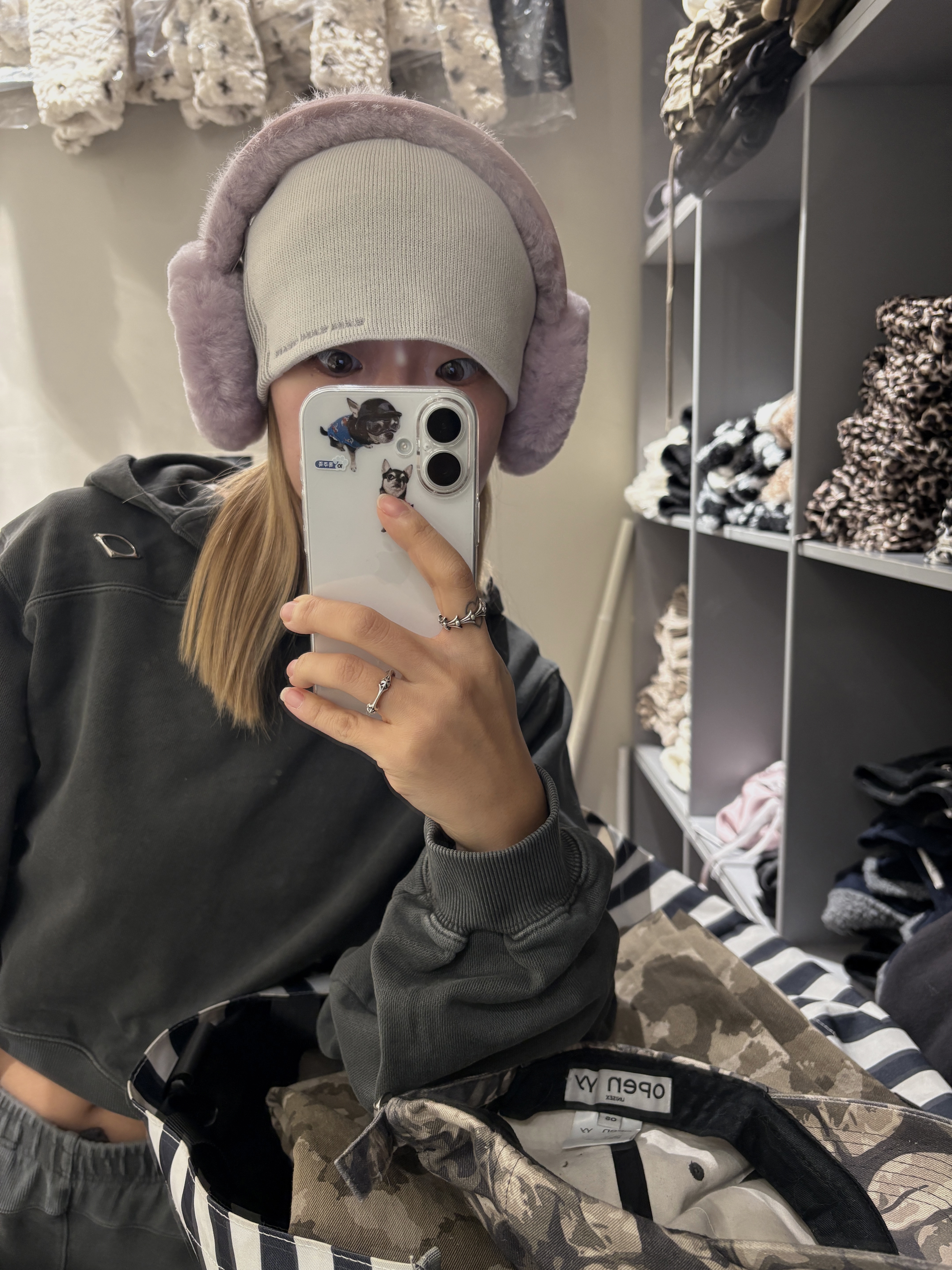 (W) UGG Embroidered Logo Earmuff Ashen Rose, (W) Mischief Side Button Up Crop Hoodie Washed Charcoal 착용 스타일