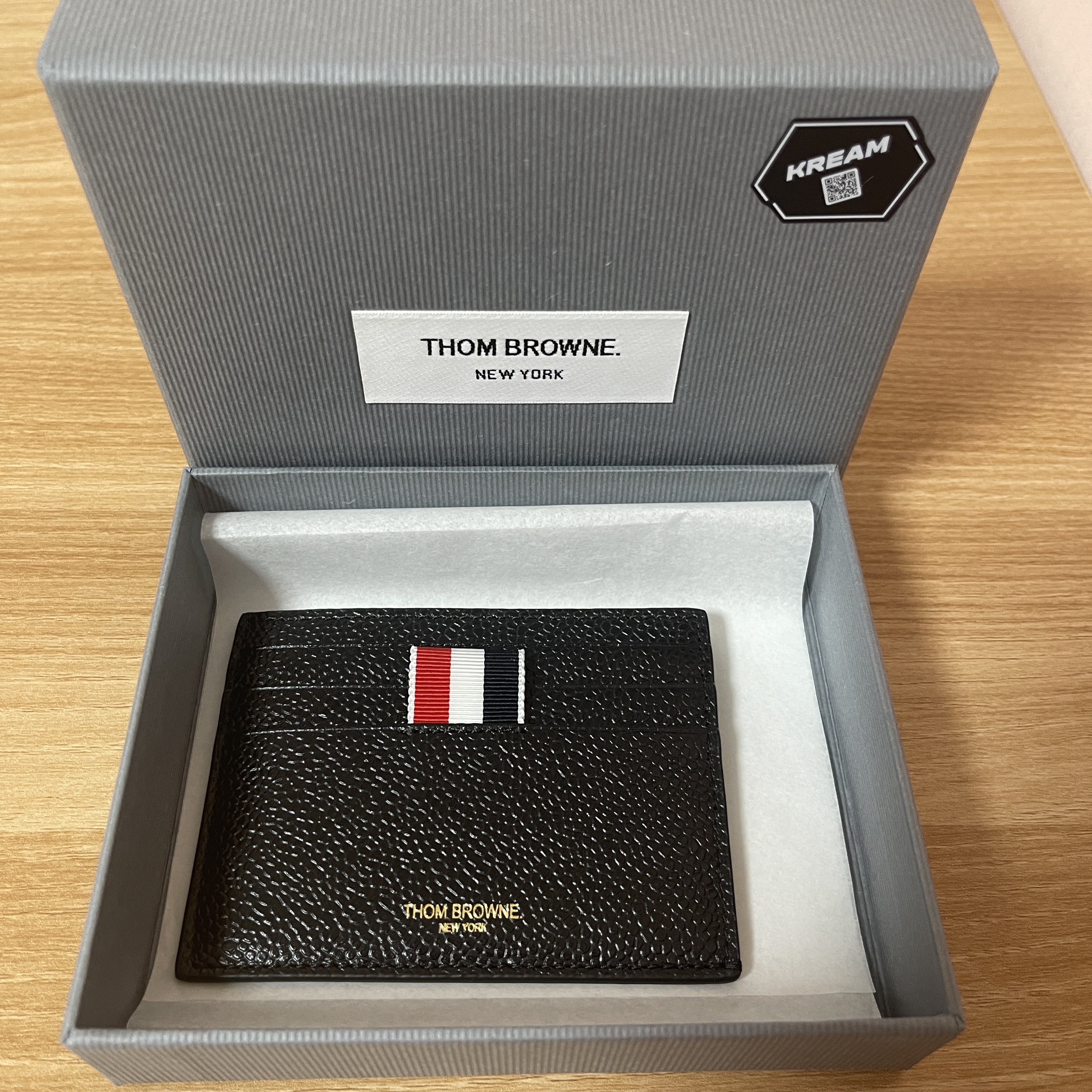Thom Browne Pebble Grain Leather Stripe Note Compartment Card Holder Black 착용 스타일 - 2