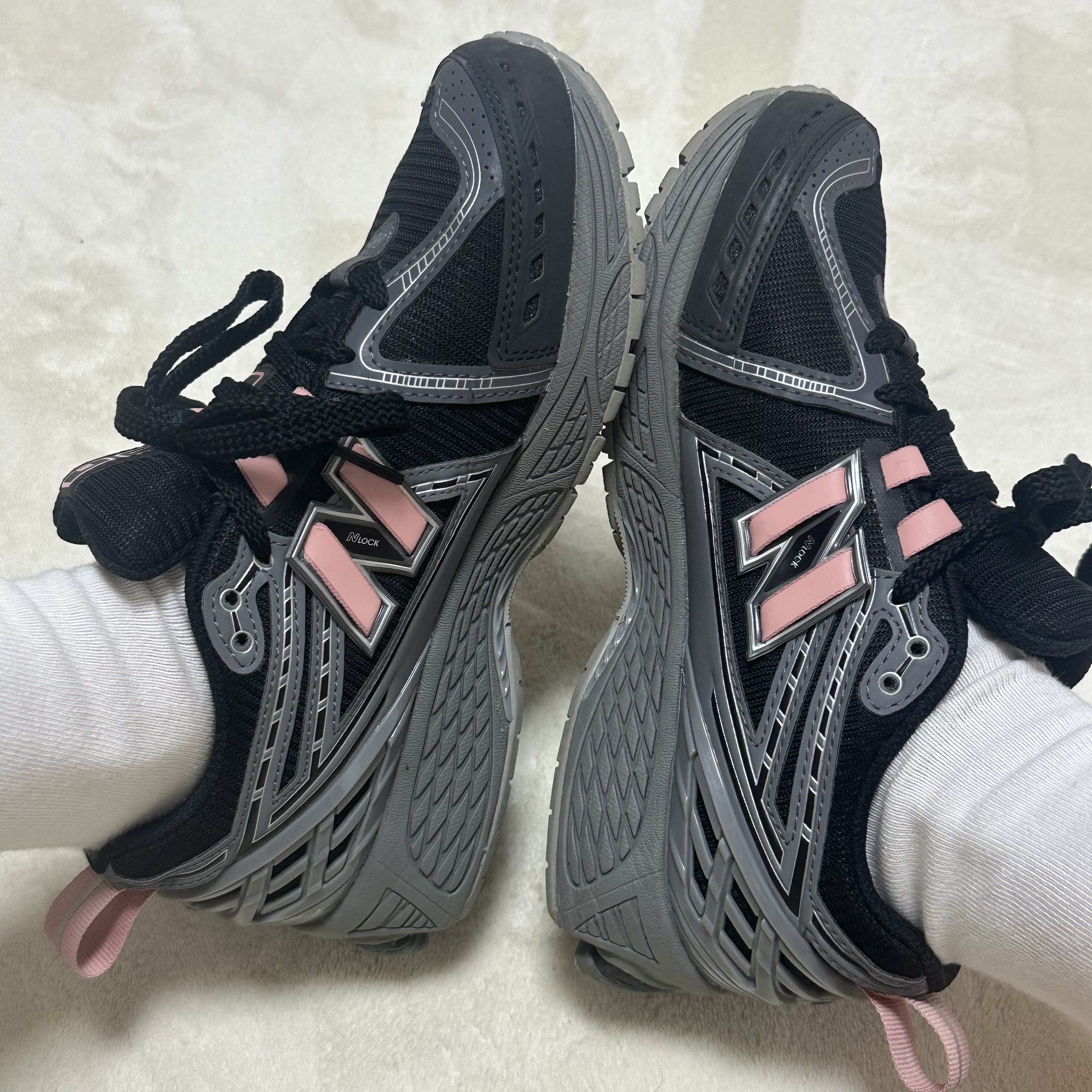 New Balance 1906R Black Pink Moon 착용 스타일 - 2