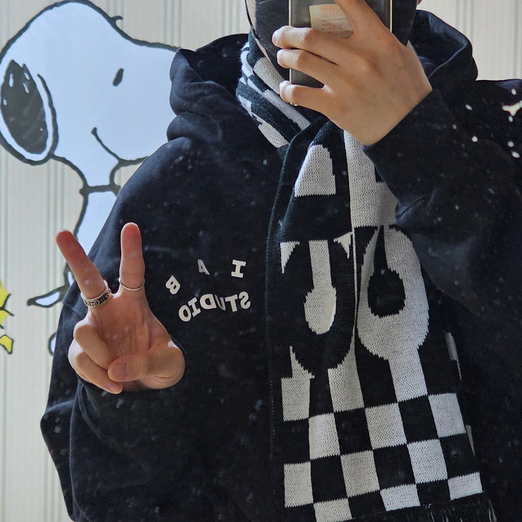 CDG Logo Check Muffler White Black, IAB Studio Hoodie Black 착용 스타일