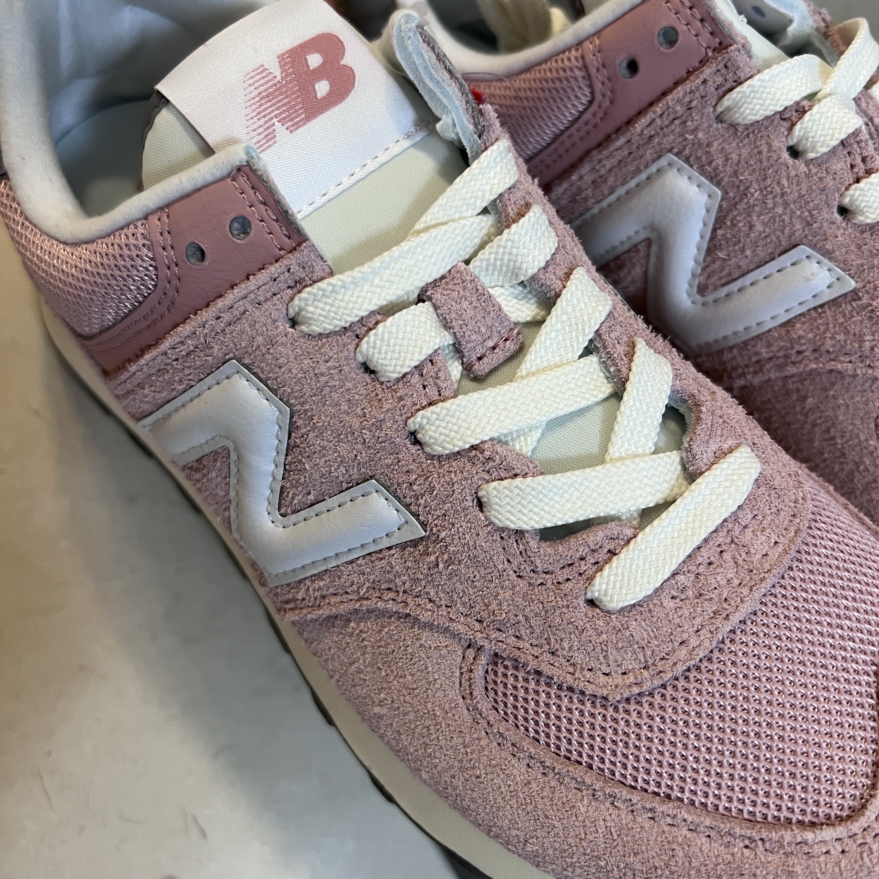 New Balance 574 Heritage Mellow Pink 착용 스타일