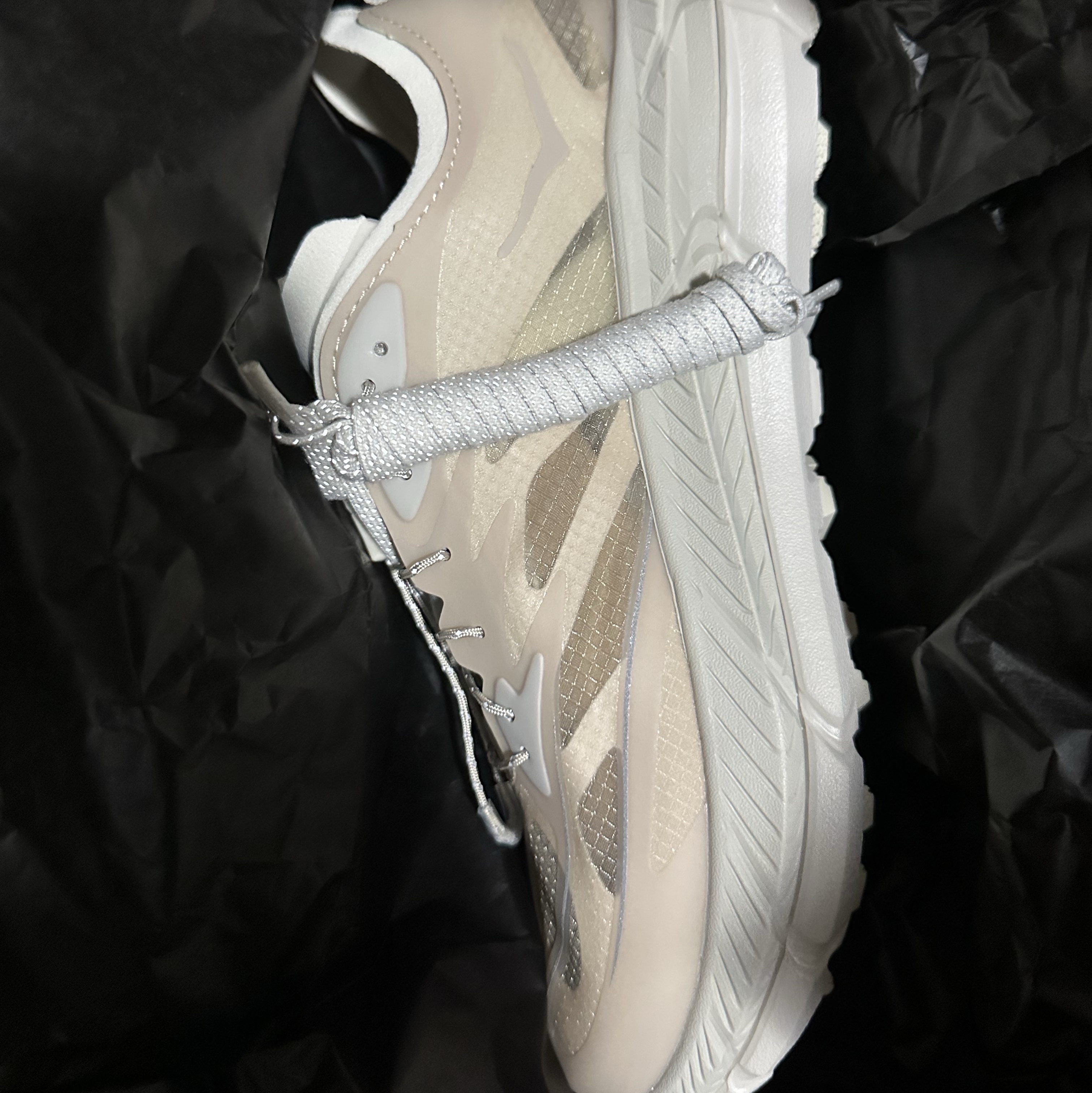 Hoka x Satisfy Mafate Speed 4 Lite Bone 착용 스타일 - 1