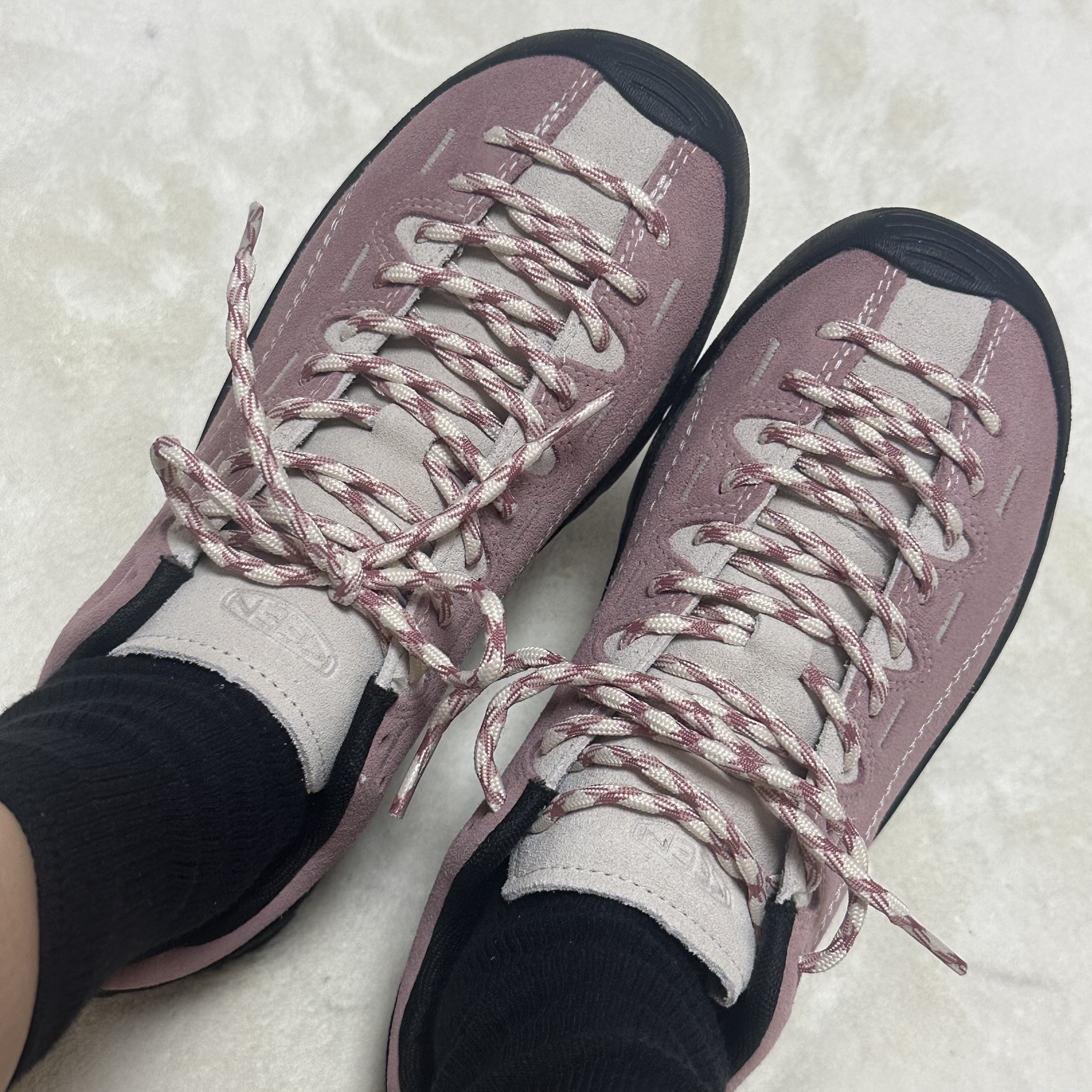 (W) Keen Jasper Suede Sneakers Nostalgia Rose Birch 착용 스타일 - 2