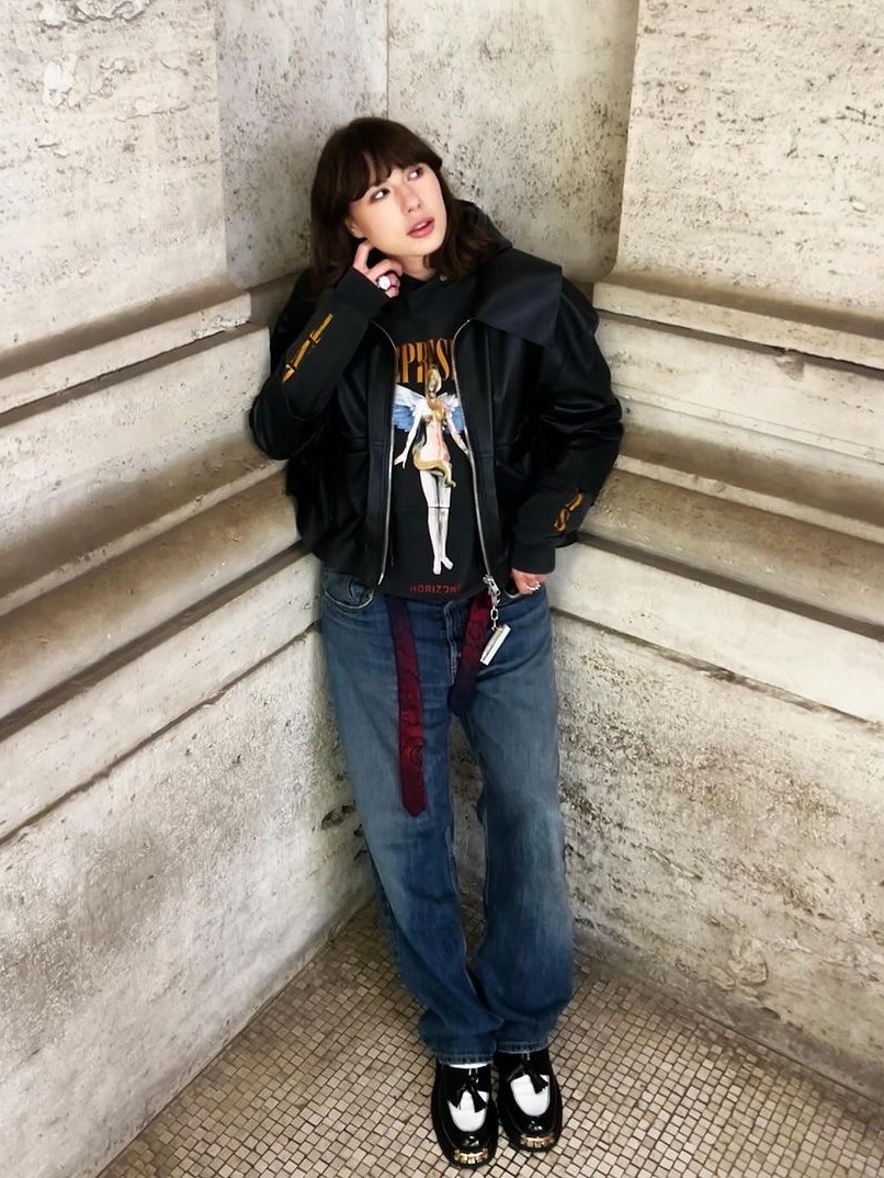 Represent Reborn Hoodie Aged Black 착용 스타일 - 2