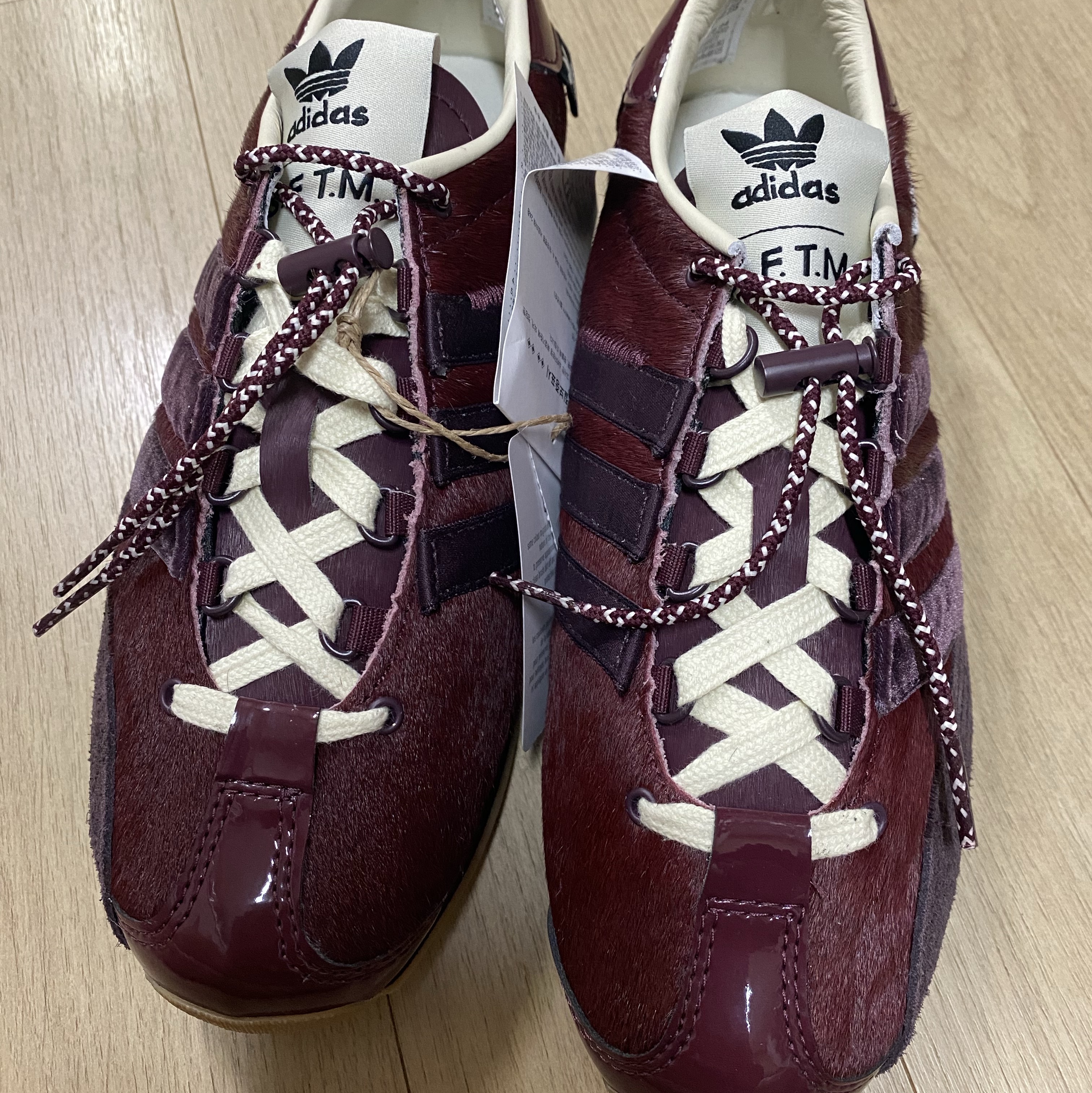 Adidas x Song for the Mute Country OG Maroon Core Black 착용 스타일 - 1