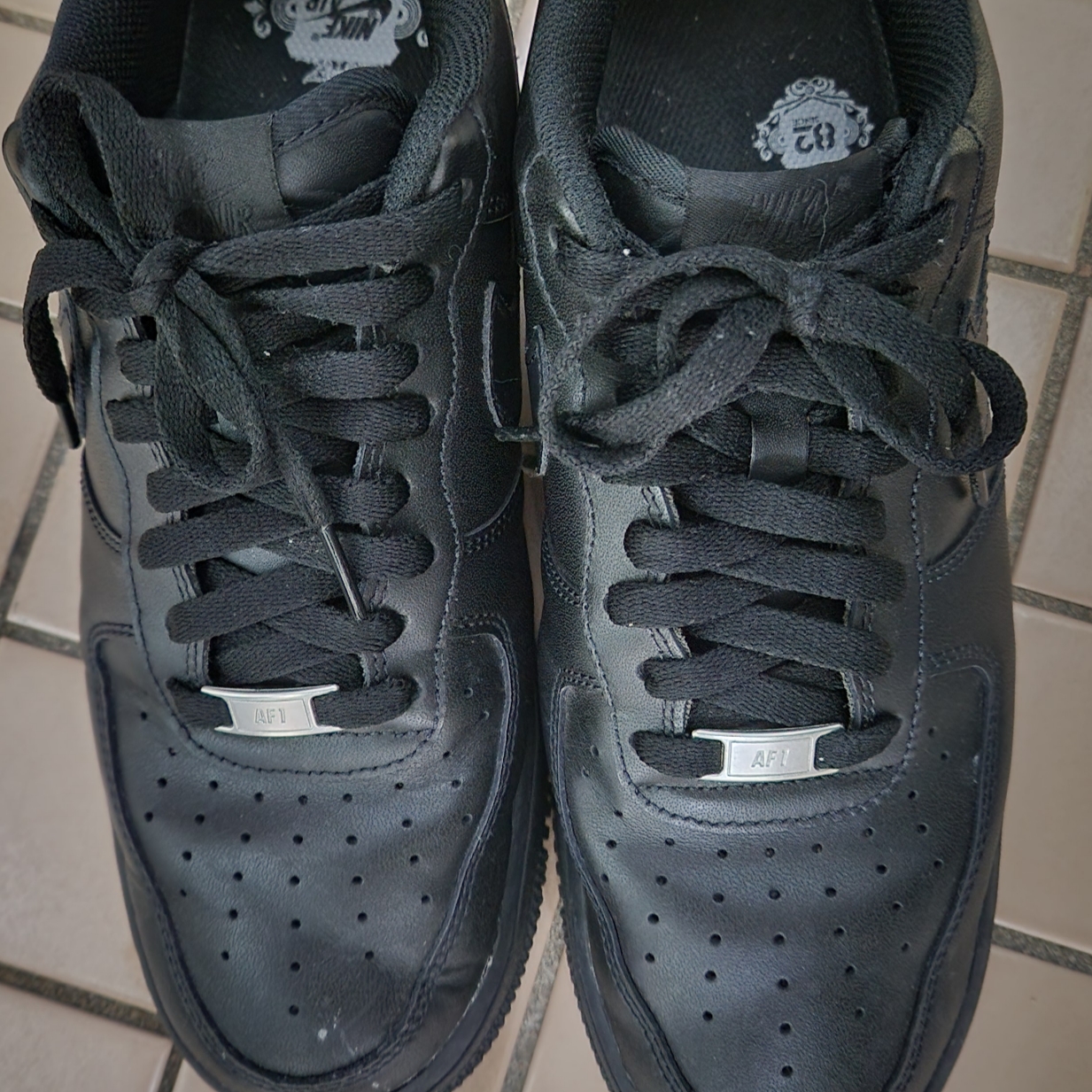 Nike Air Force 1 '07 Low Triple Black 착용 스타일 - 1