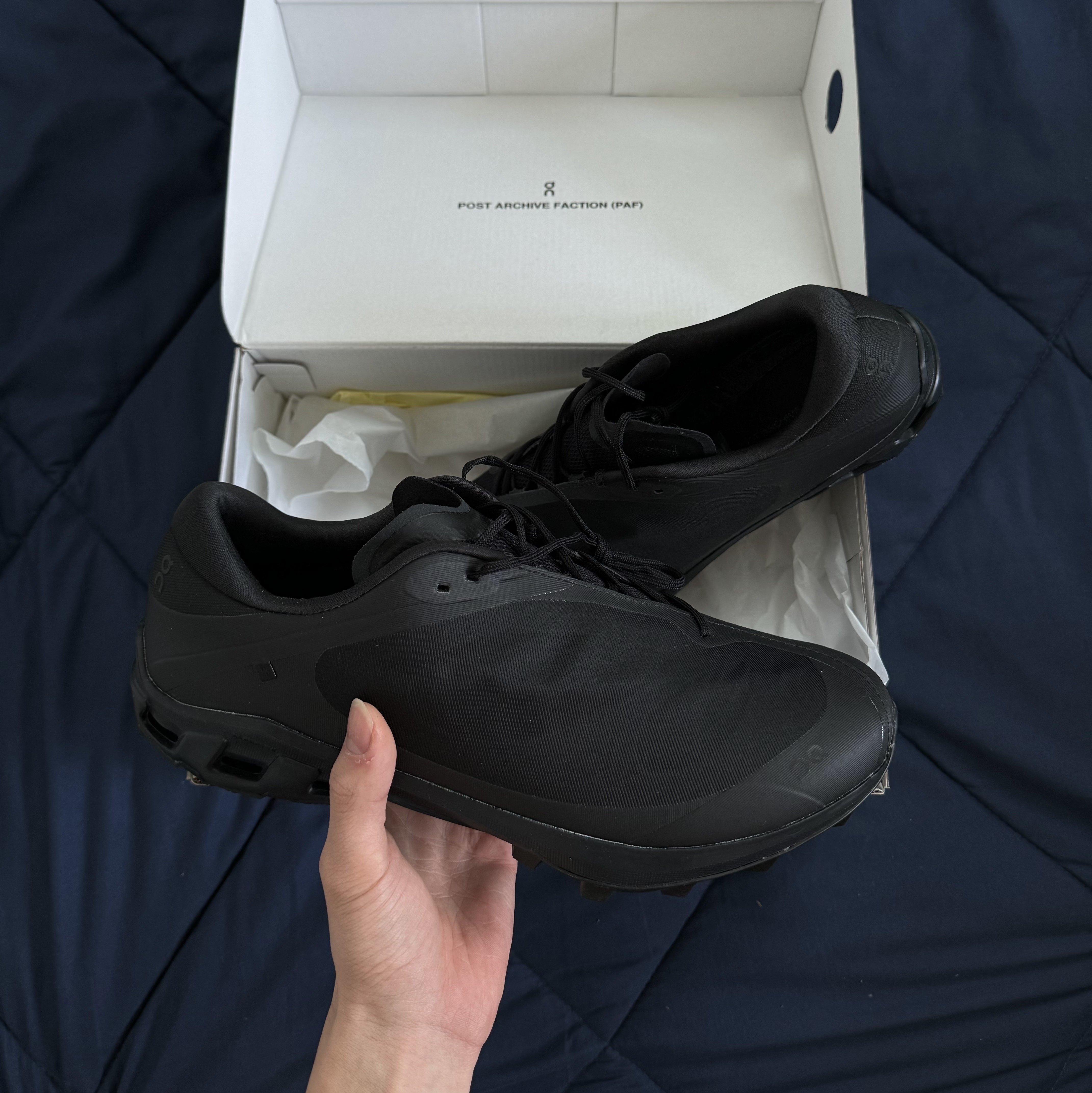 On Running x Post Archive Faction (Paf) Cloudventure Peak All Black 착용 스타일 - 1