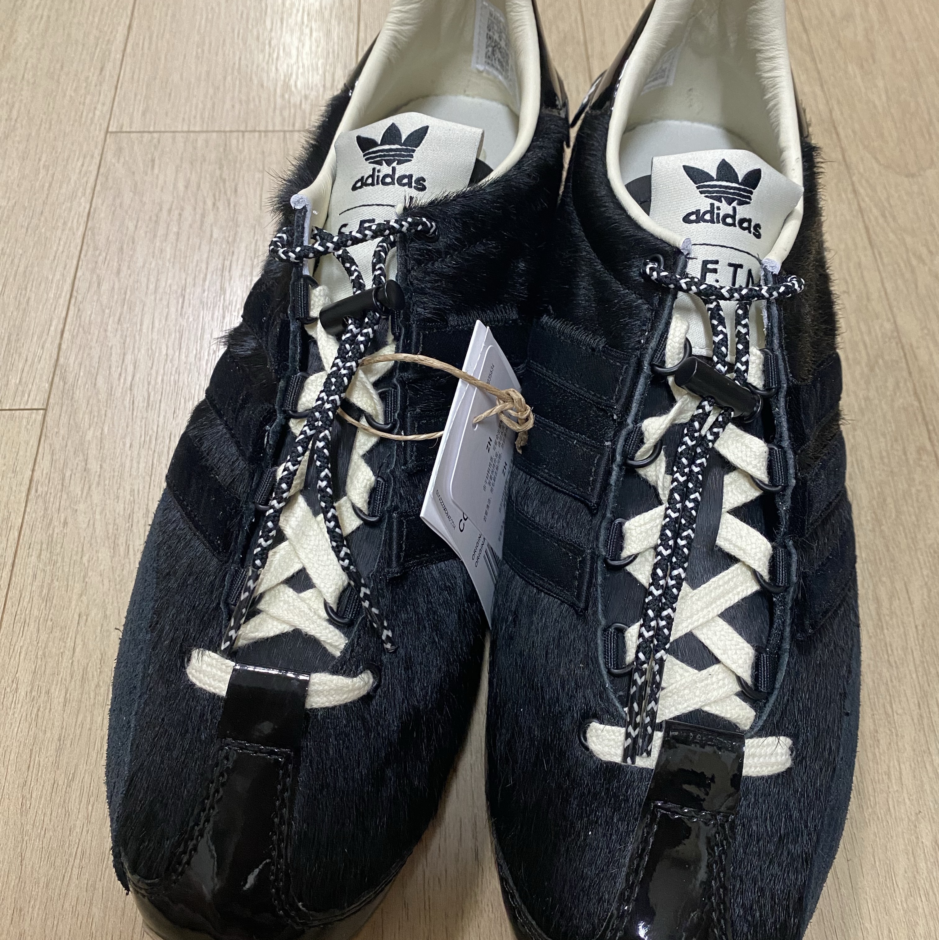 Adidas x Song for the Mute Country OG Core Black Cream White 착용 스타일 - 1