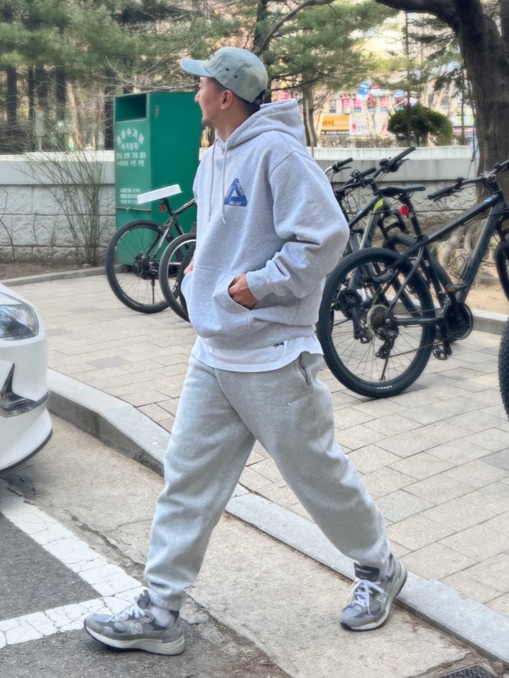 Supreme Washed Chino Twill Camp Cap Dirty Indigo - 24SS, Palace Bit Grippy Tri-Ferg Hood Grey Marl - 24SS 착용 스타일