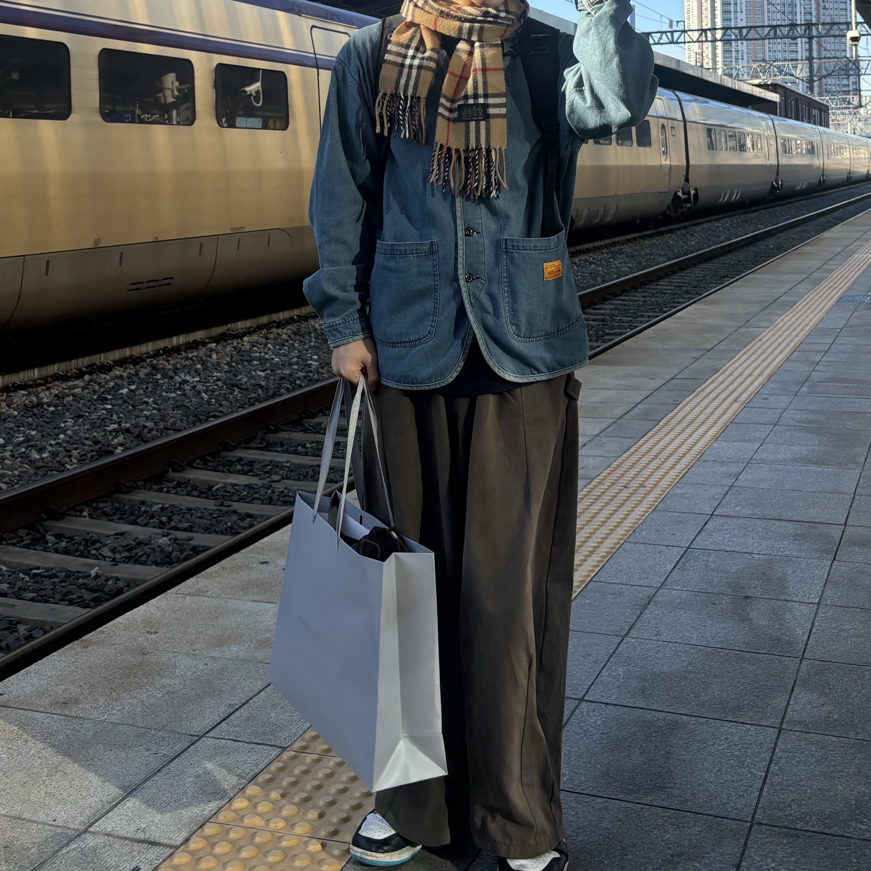 Jordan 1 Retro Low OG Black and Dark Powder Blue 착용 스타일 - 2