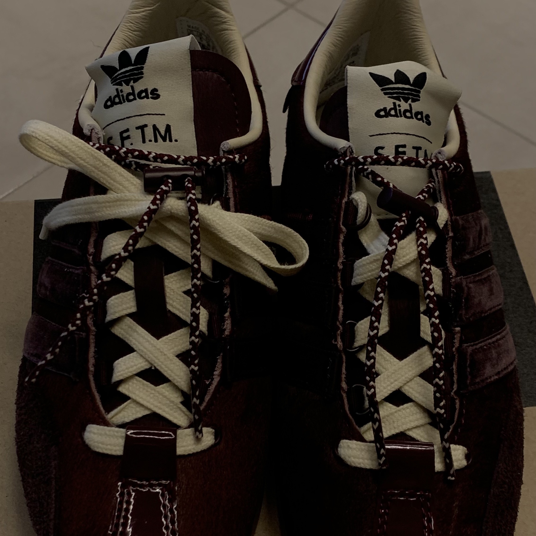 Adidas x Song for the Mute Country OG Maroon Core Black 착용 스타일 - 3