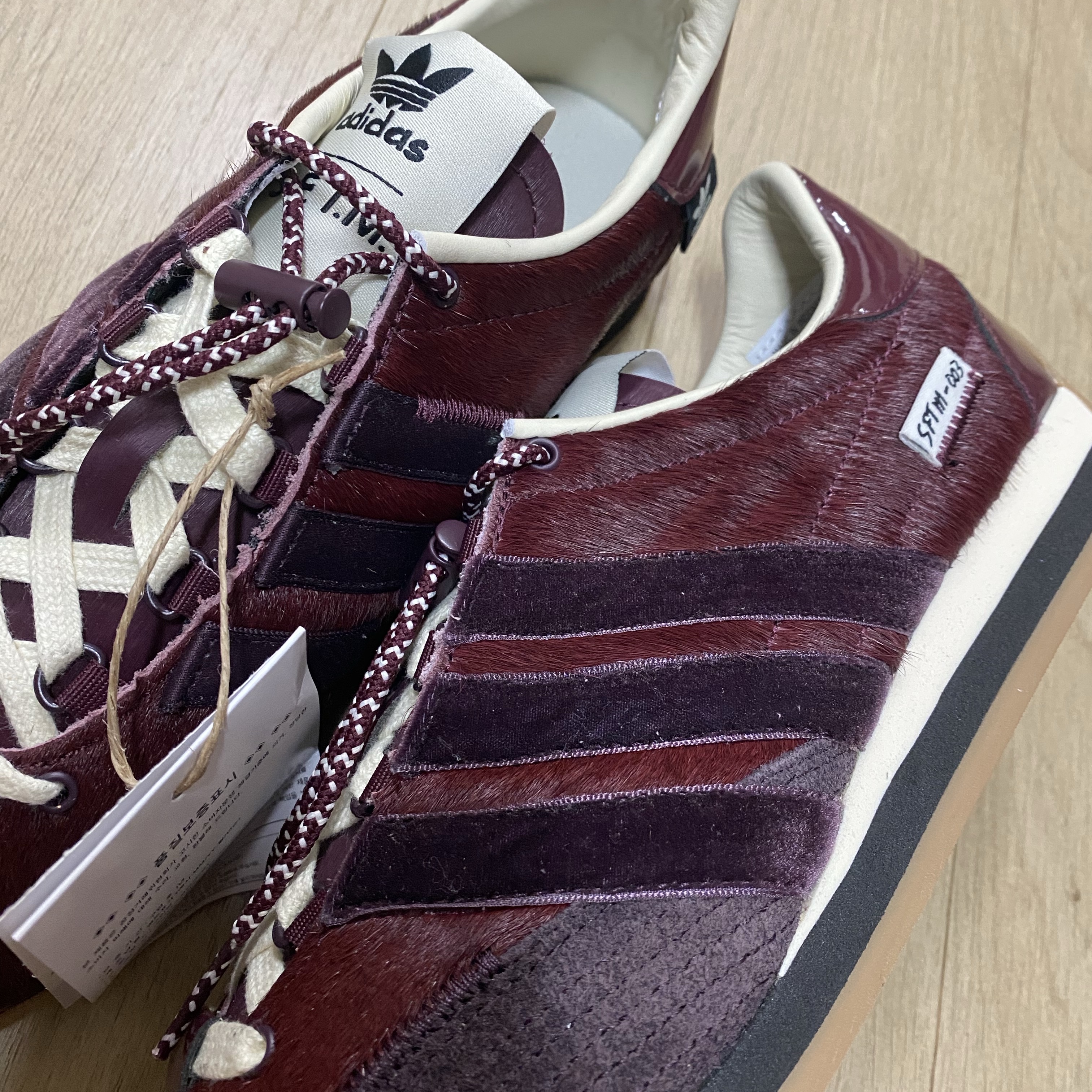 Adidas x Song for the Mute Country OG Maroon Core Black 착용 스타일 - 2