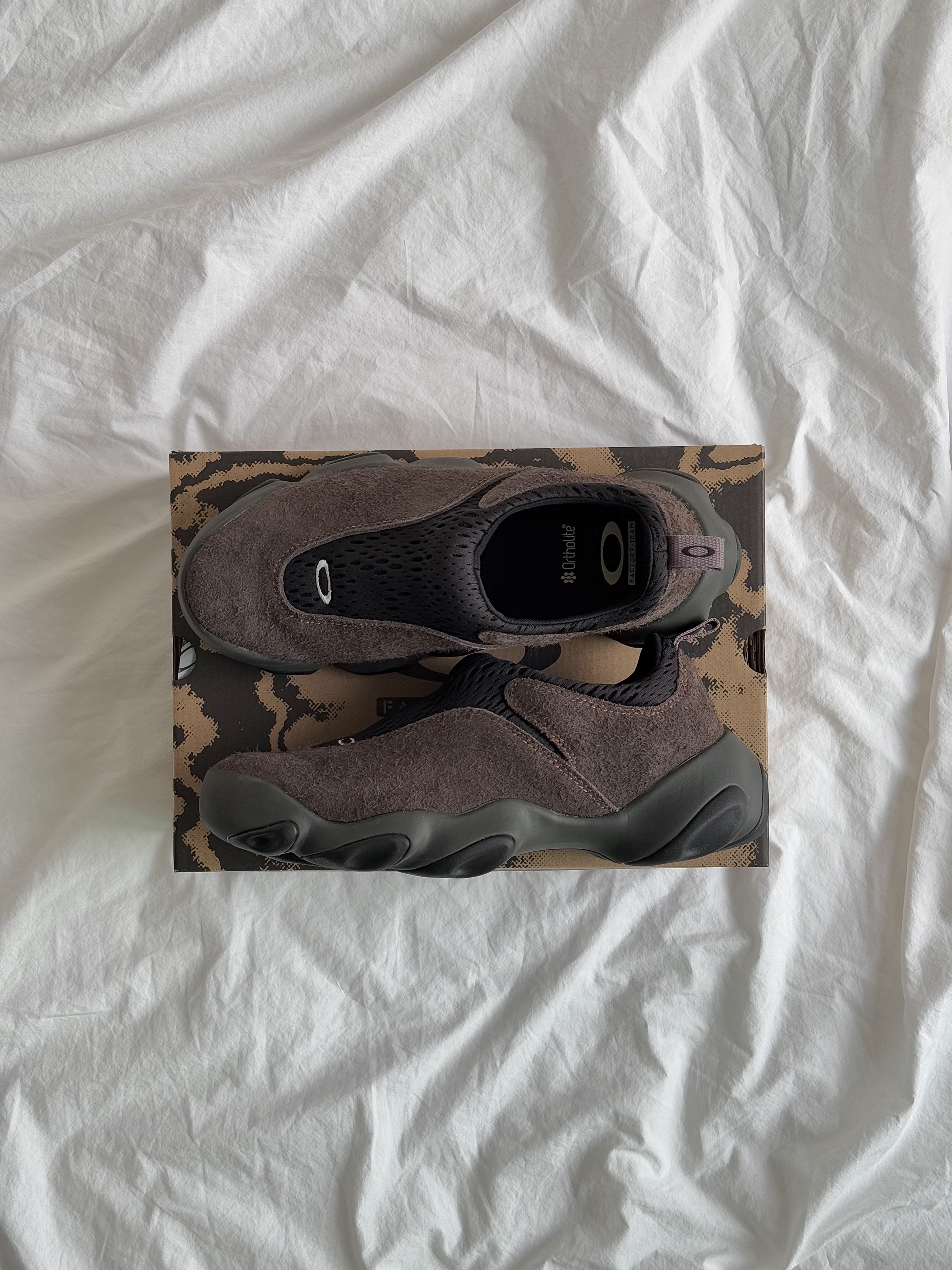 Oakley Factory Team x Brain Dead Suede Flesh Java 착용 스타일 - 5