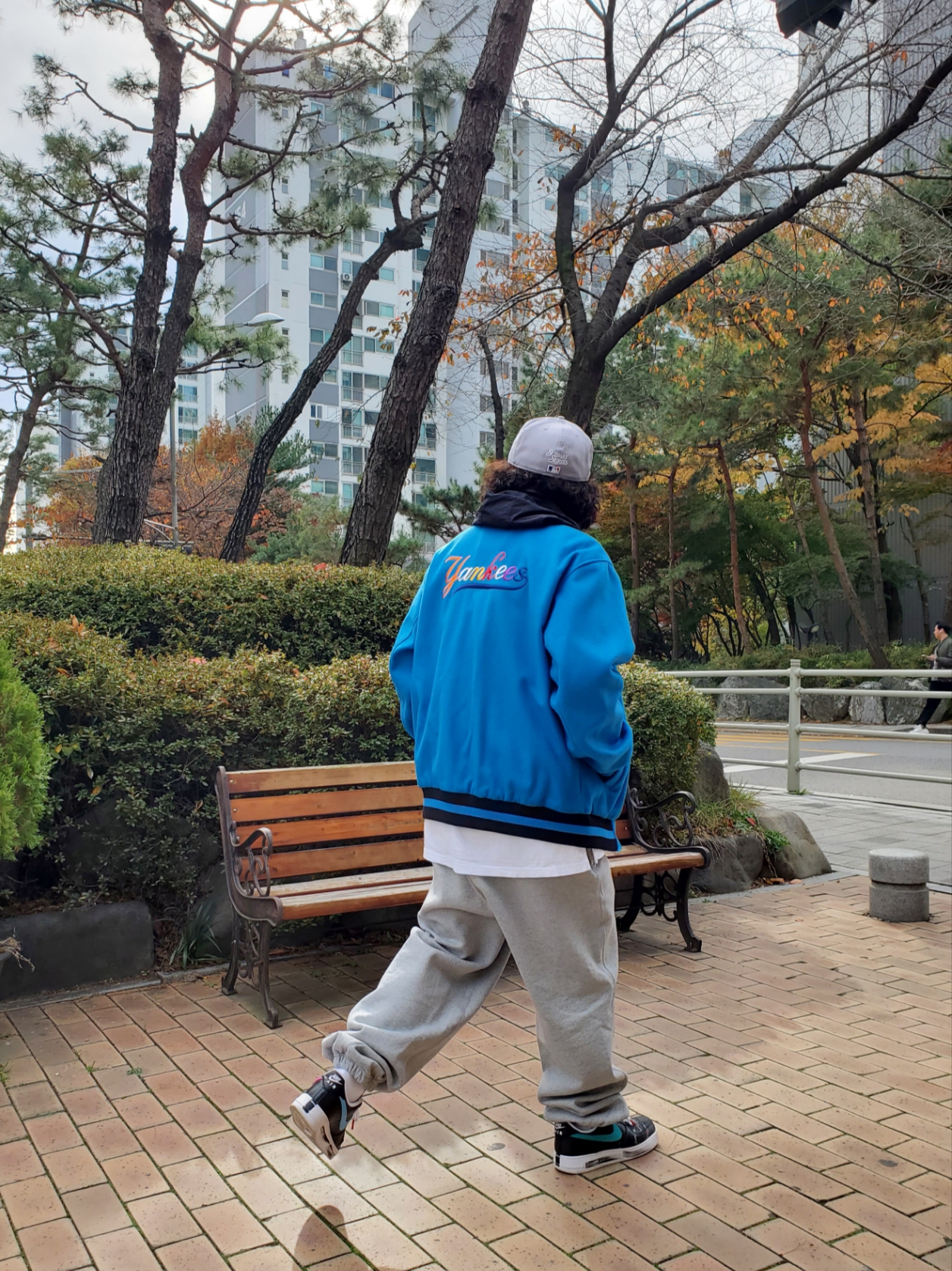 (W) Nike NRG Solo Swoosh Fleece Pants Dark Grey Heather - US/EU, Nike x Peaceminusone Air Force 1 Low Para-Noise 3.0 Black and Multicolor 착용 스타일 - 5