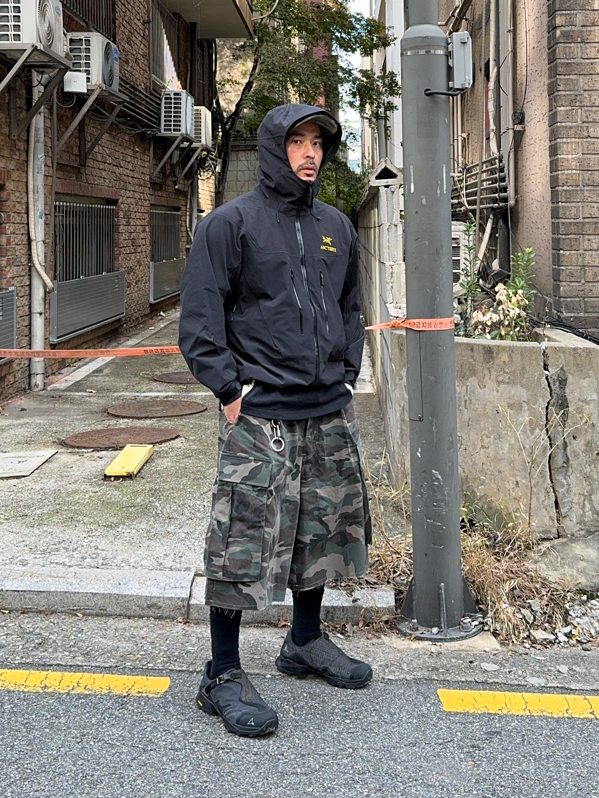 Arc'teryx Alpha SV Jacket 24K Black, Undermycar Mu.44 Anti Fxxking Logo Play Big Cargo Camo Shorts Camo Khaki 착용 스타일 - 1