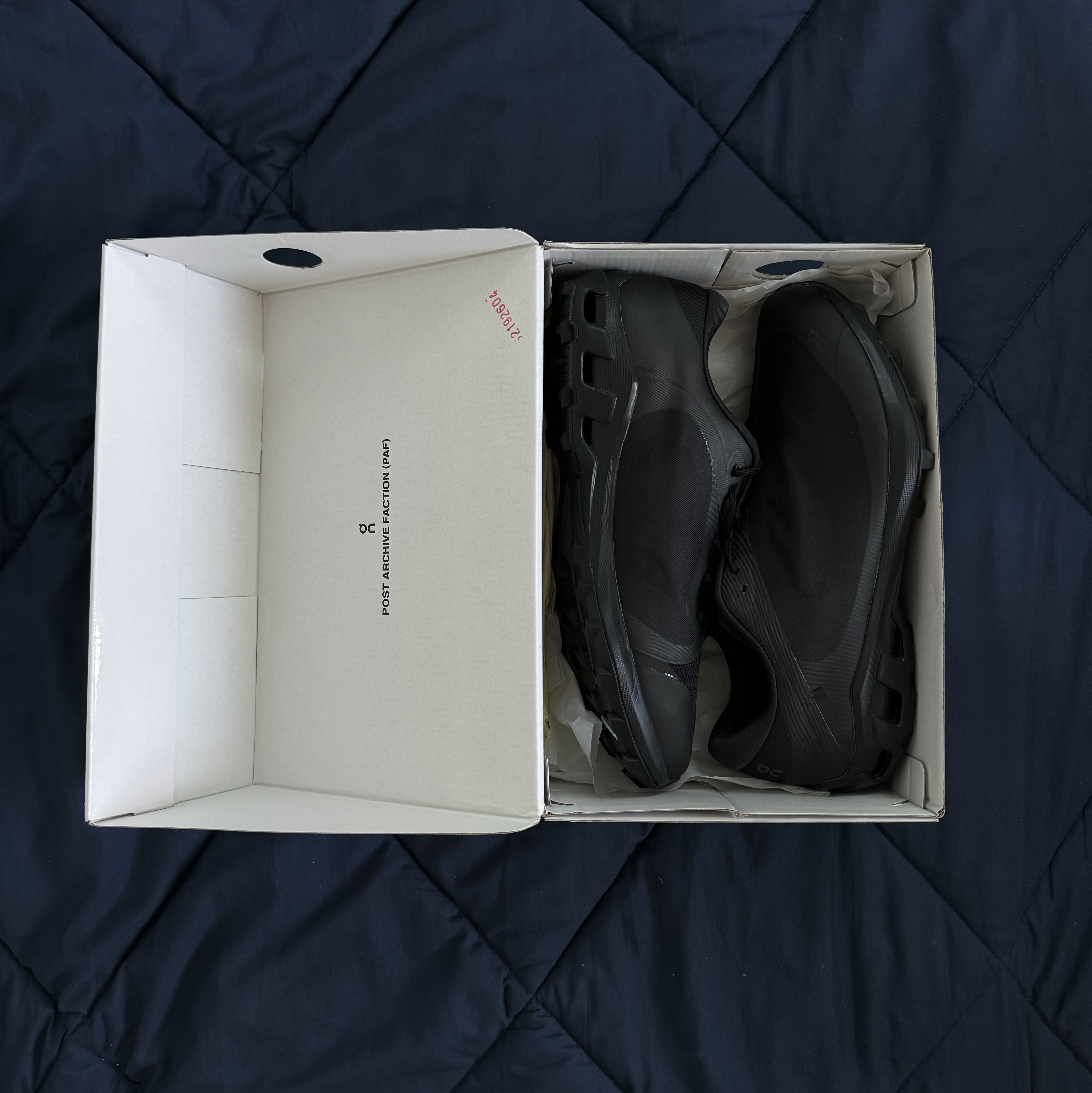 On Running x Post Archive Faction (Paf) Cloudventure Peak All Black 착용 스타일 - 2
