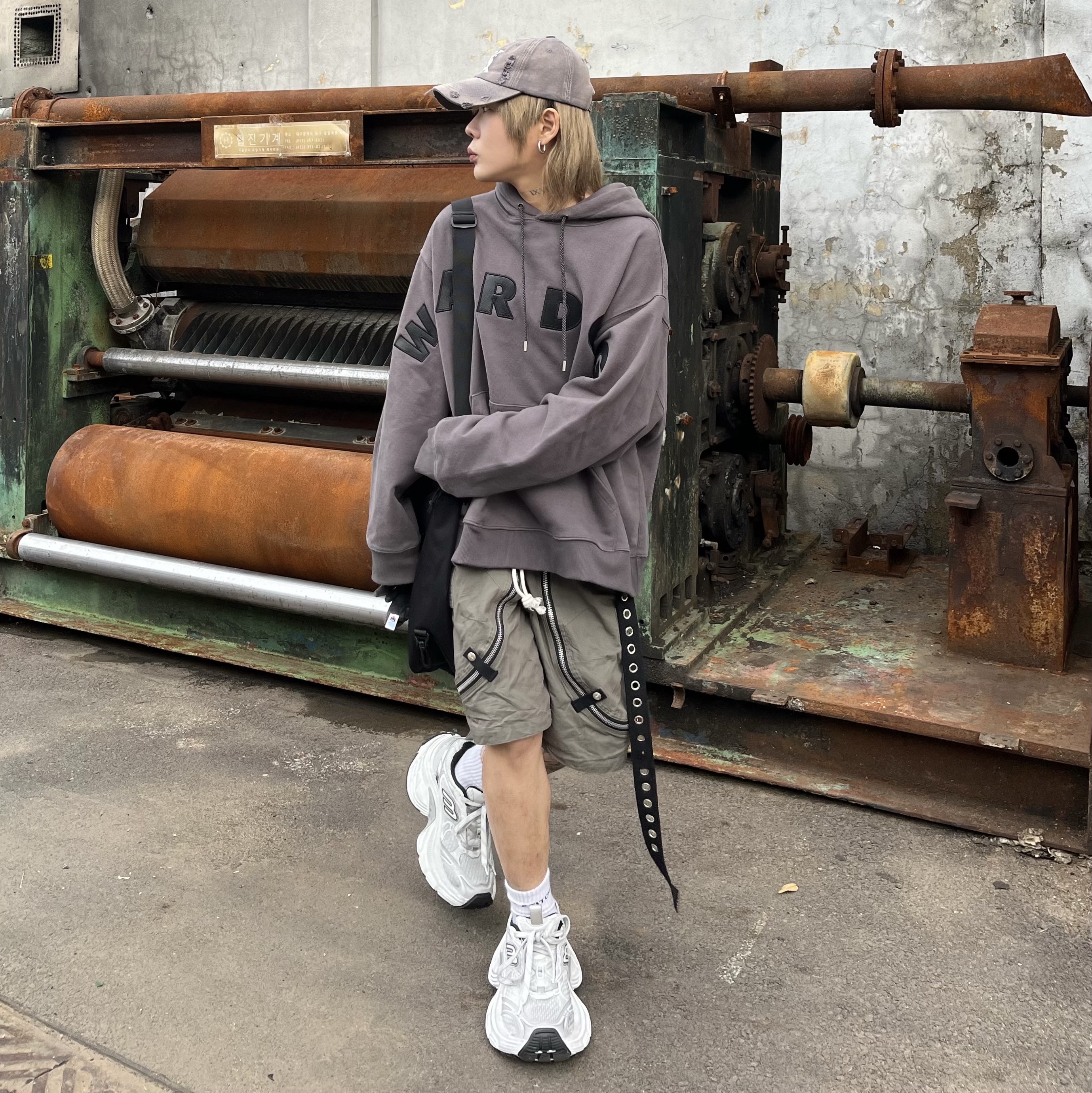 Balenciaga 10XL Sneakers White Grey Silver Black 착용 스타일 - 2