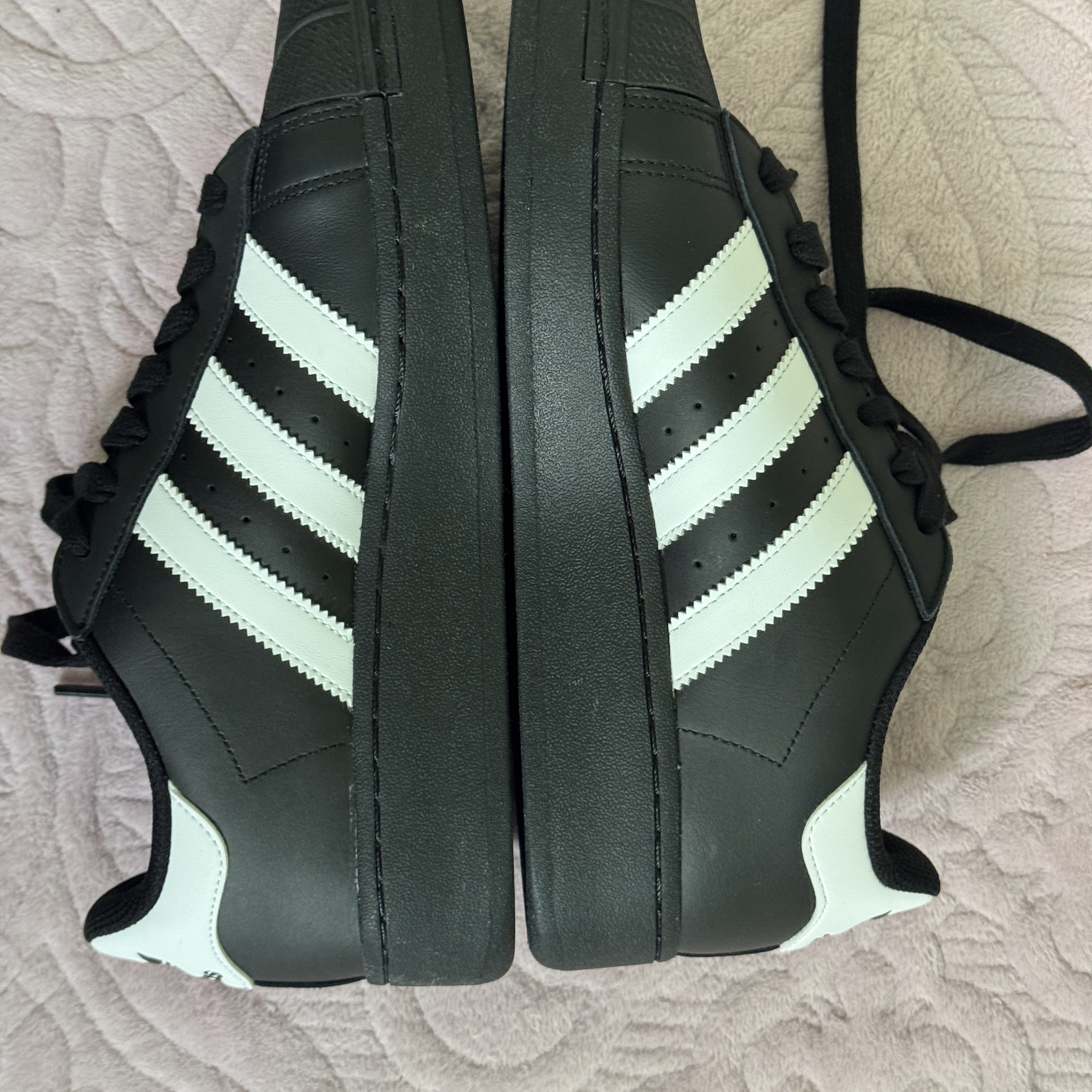 Adidas Superstar XLG Core Black White 착용 스타일 - 5