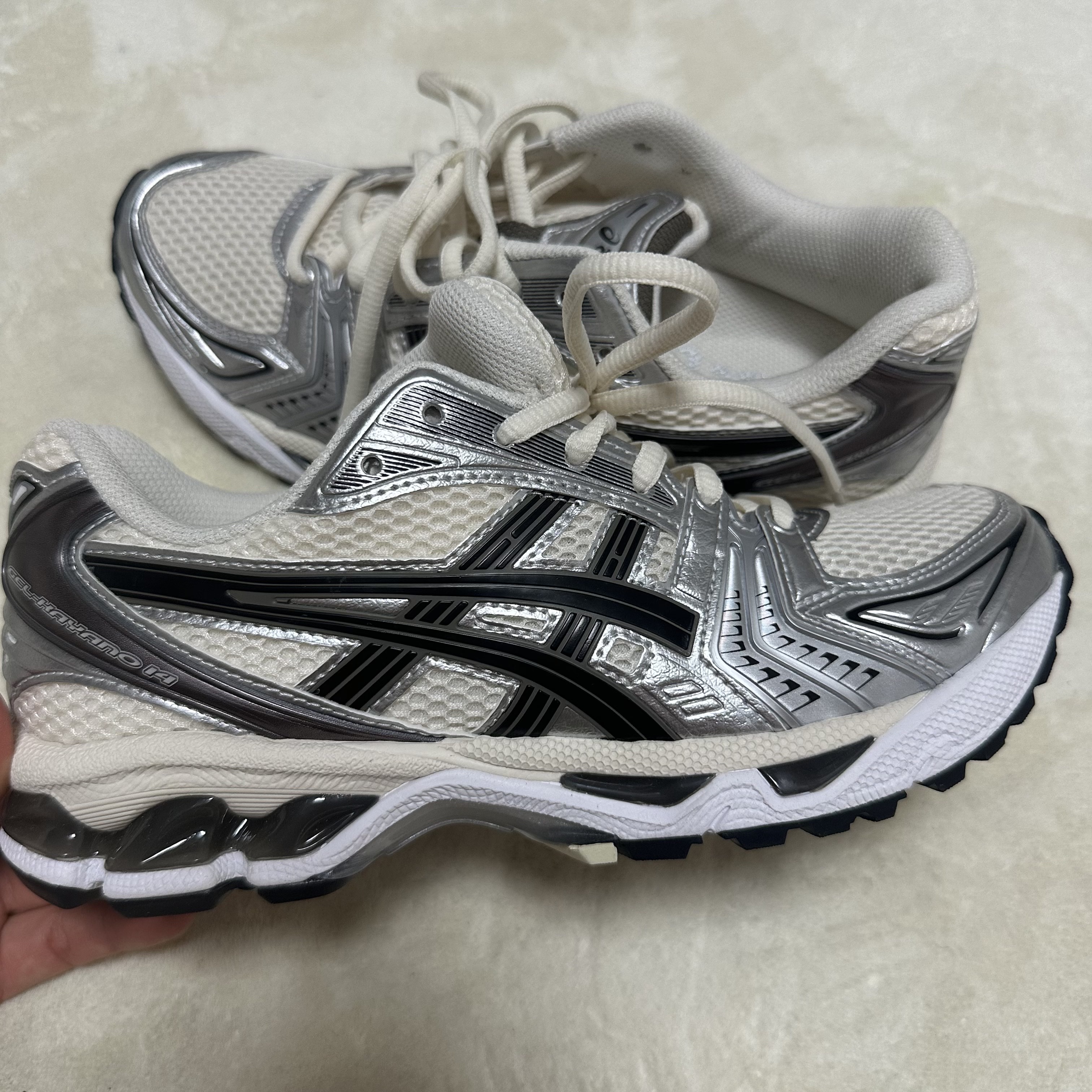 Asics Gel-Kayano 14 Cream Black 착용 스타일 - 1