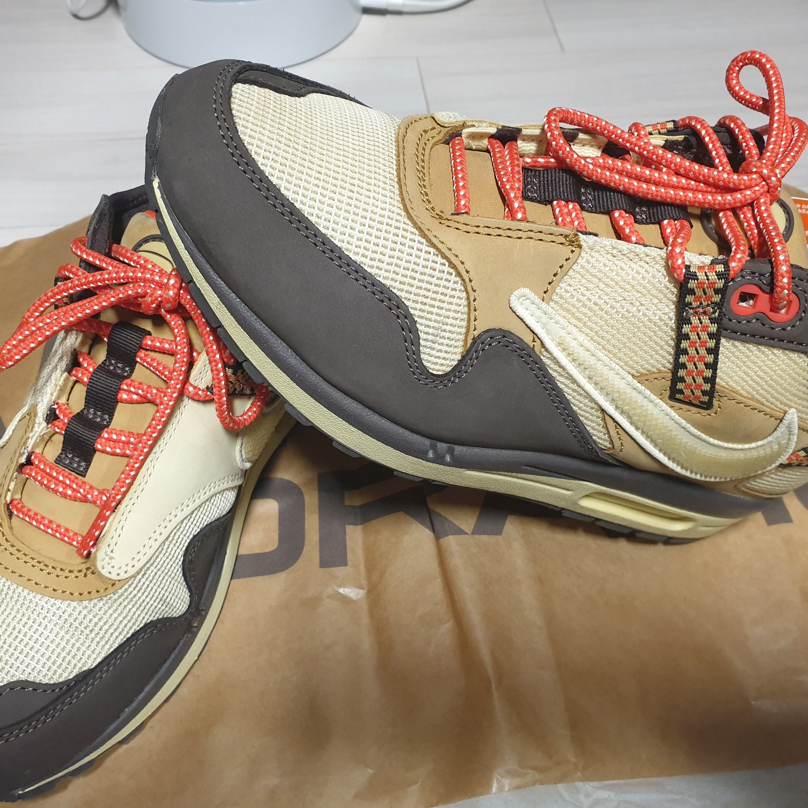Nike x Travis Scott Air Max 1 Cact.us Brown 착용 스타일 - 1