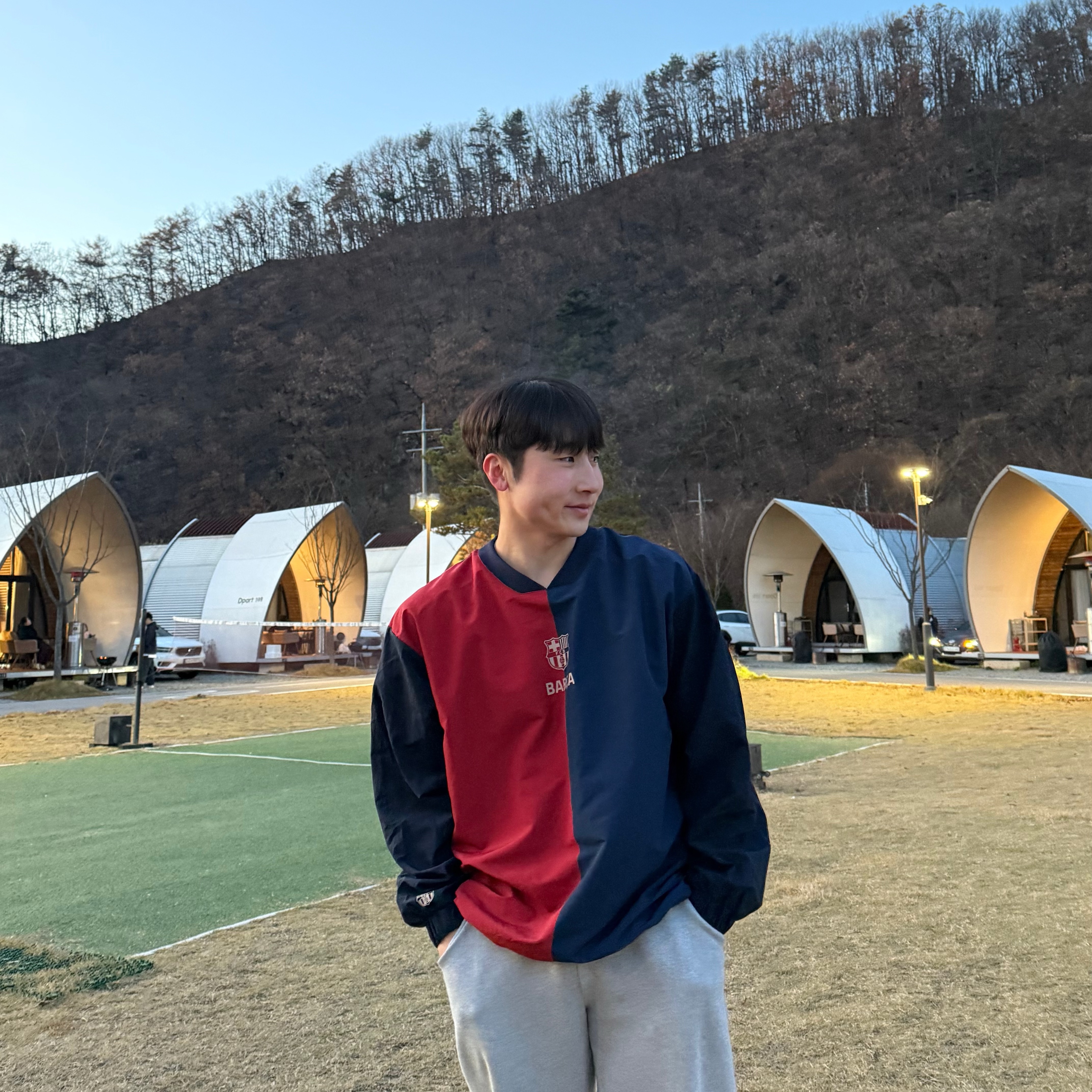 FC Barcelona Classic Line Retro Woven Sweatshirt Navy Red, Nike Air Force 1 '07 WB Flax 착용 스타일 - 1