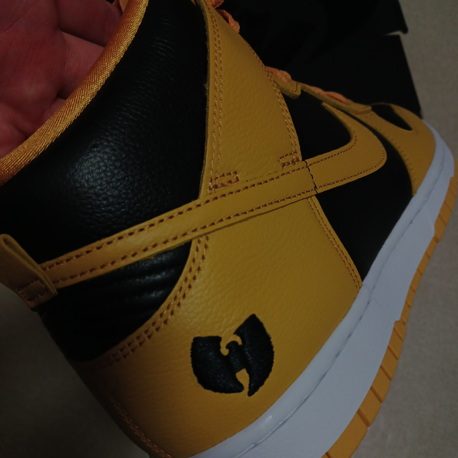 Nike Wu-Tang Clan Dunk High Black and Pollen 착용 스타일 - 1