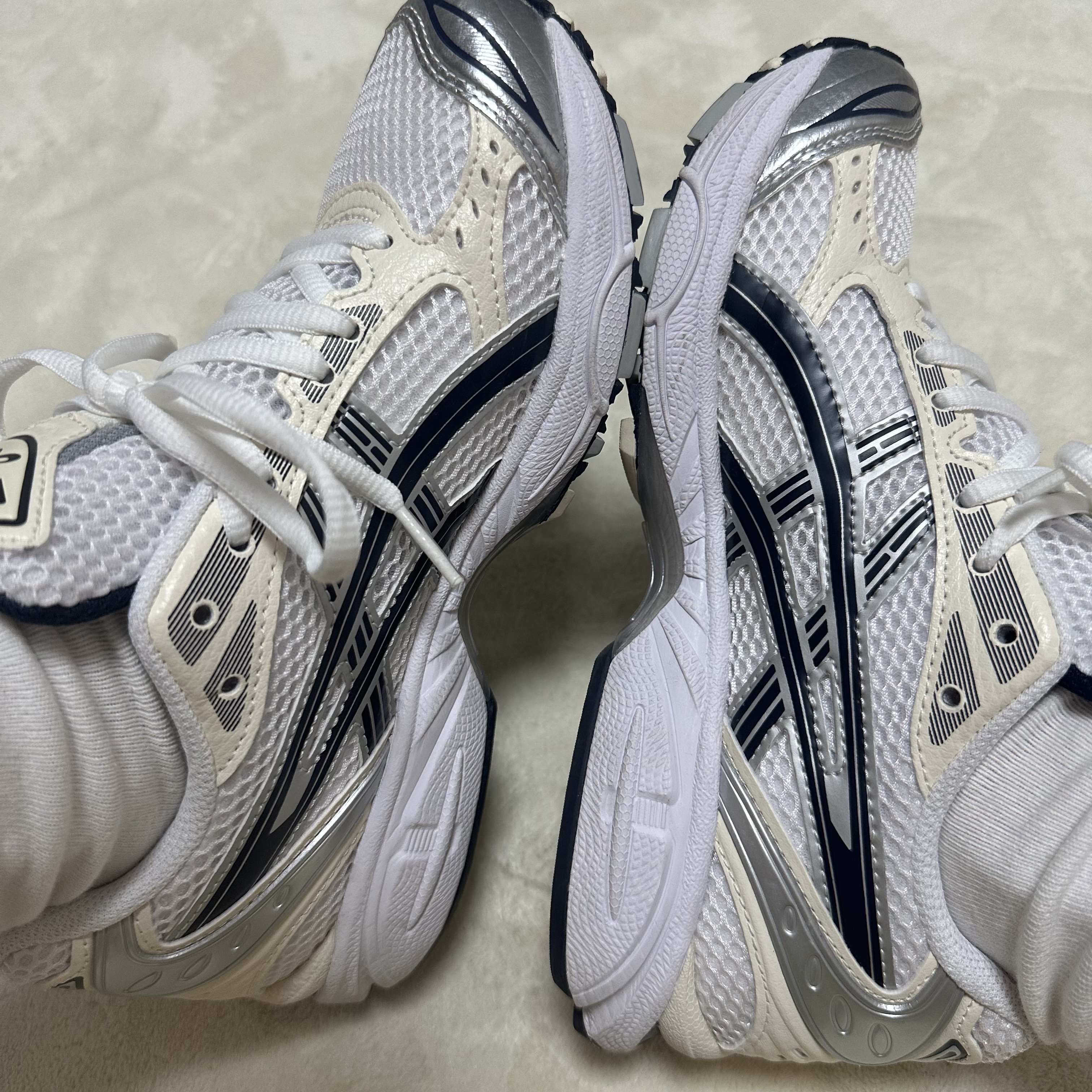 (W) Asics Gel-Kayano 14 White Midnight 착용 스타일 - 2