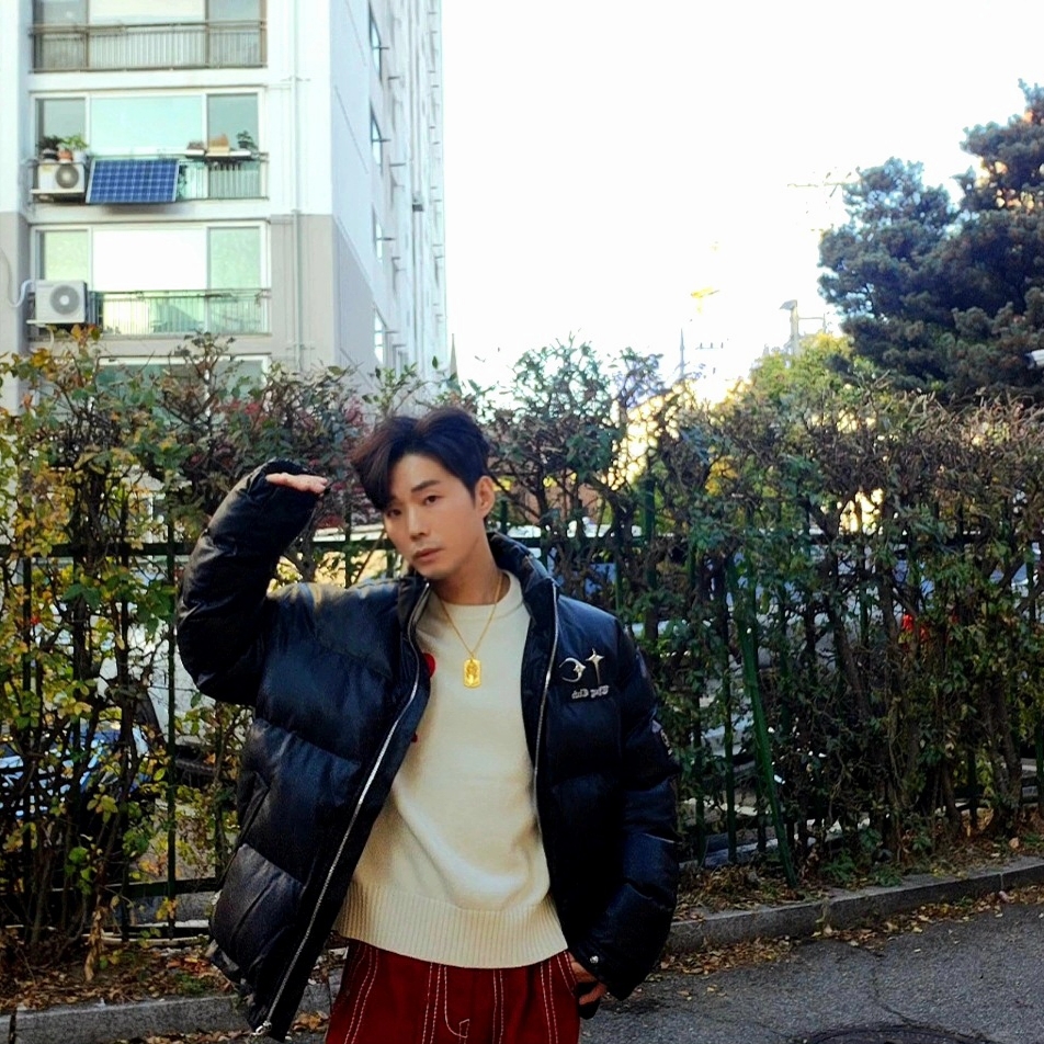 Thug Club Leather Puffer Jacket Black (Polyester), AMI de Coeur Oversize Intarsia Sweater Off White Red 착용 스타일