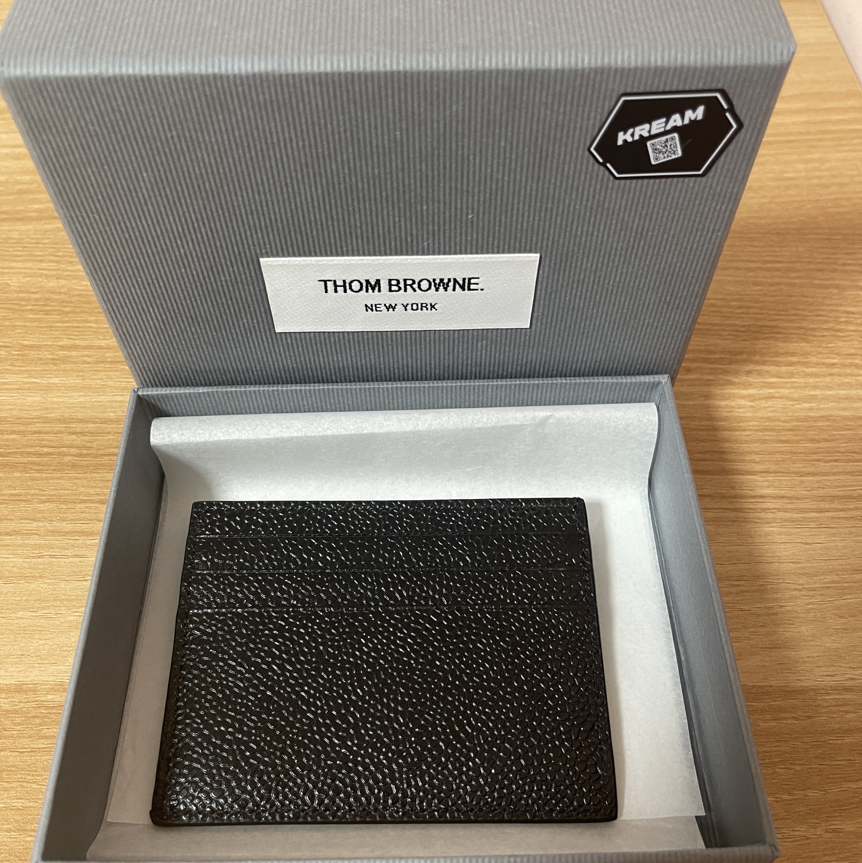 Thom Browne Pebble Grain Leather Stripe Note Compartment Card Holder Black 착용 스타일 - 3