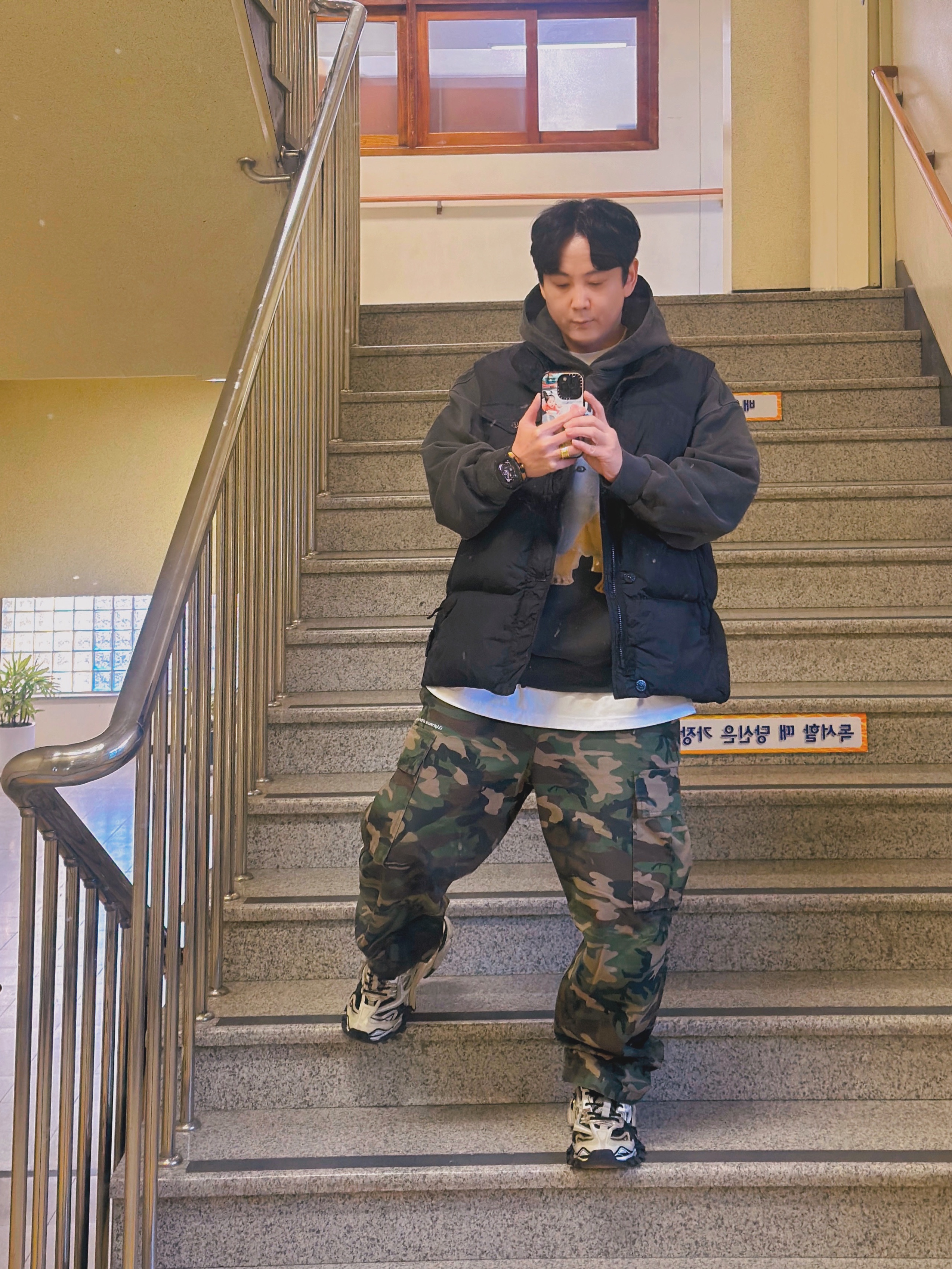 [KREAM 단독] Suade Huh Hoodie Pigment Black, Stone Island G0223 Crinkle Reps R-NY Down Vest with Anti Drop Black - 24FW 착용 스타일