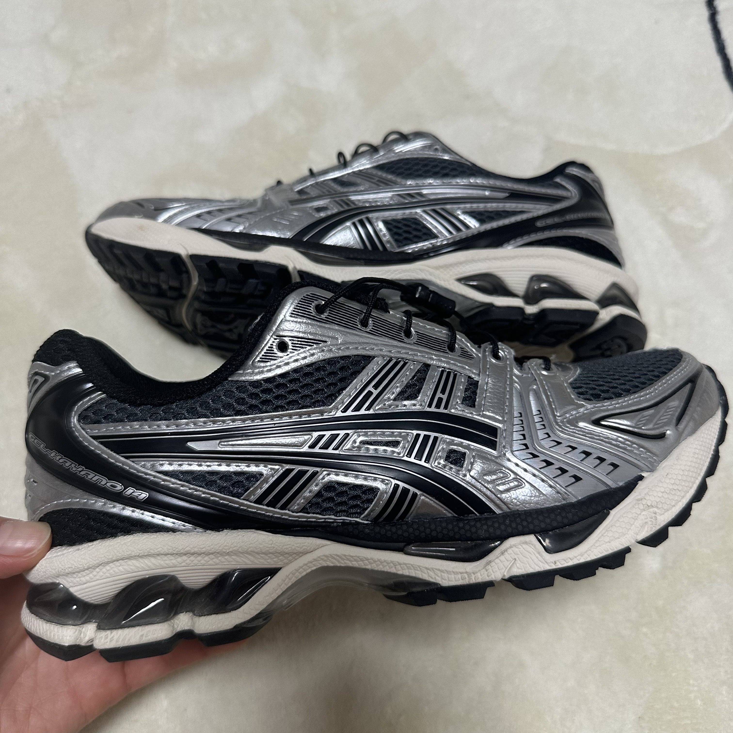 Asics Unlimited Gel-Kayano 14 Carrier Grey Black 착용 스타일 - 1