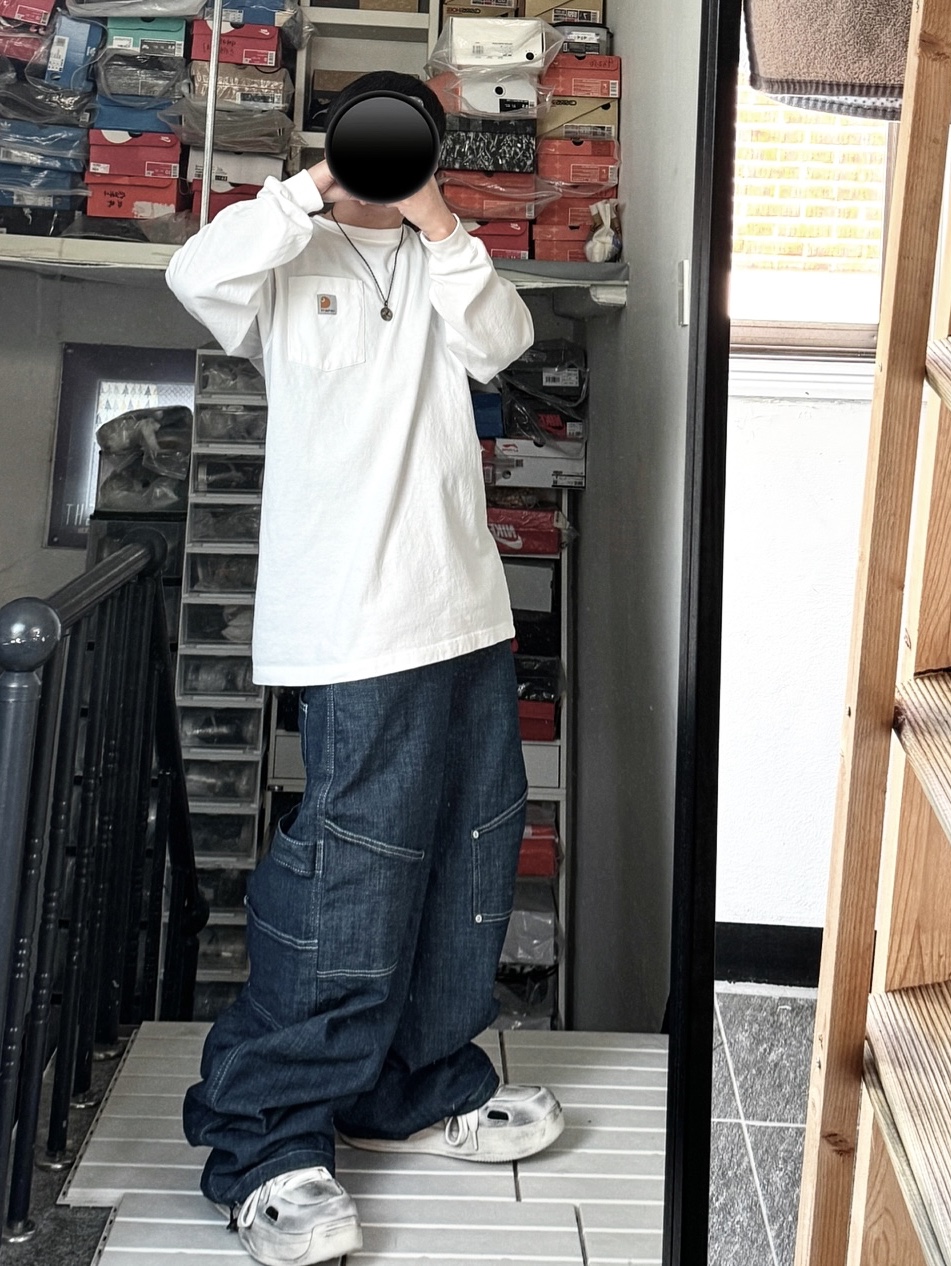 Balenciaga Cargo Sneakers White Grey, Carhartt WIP Long Sleeve Pocket T-Shirt White 착용 스타일 - 2