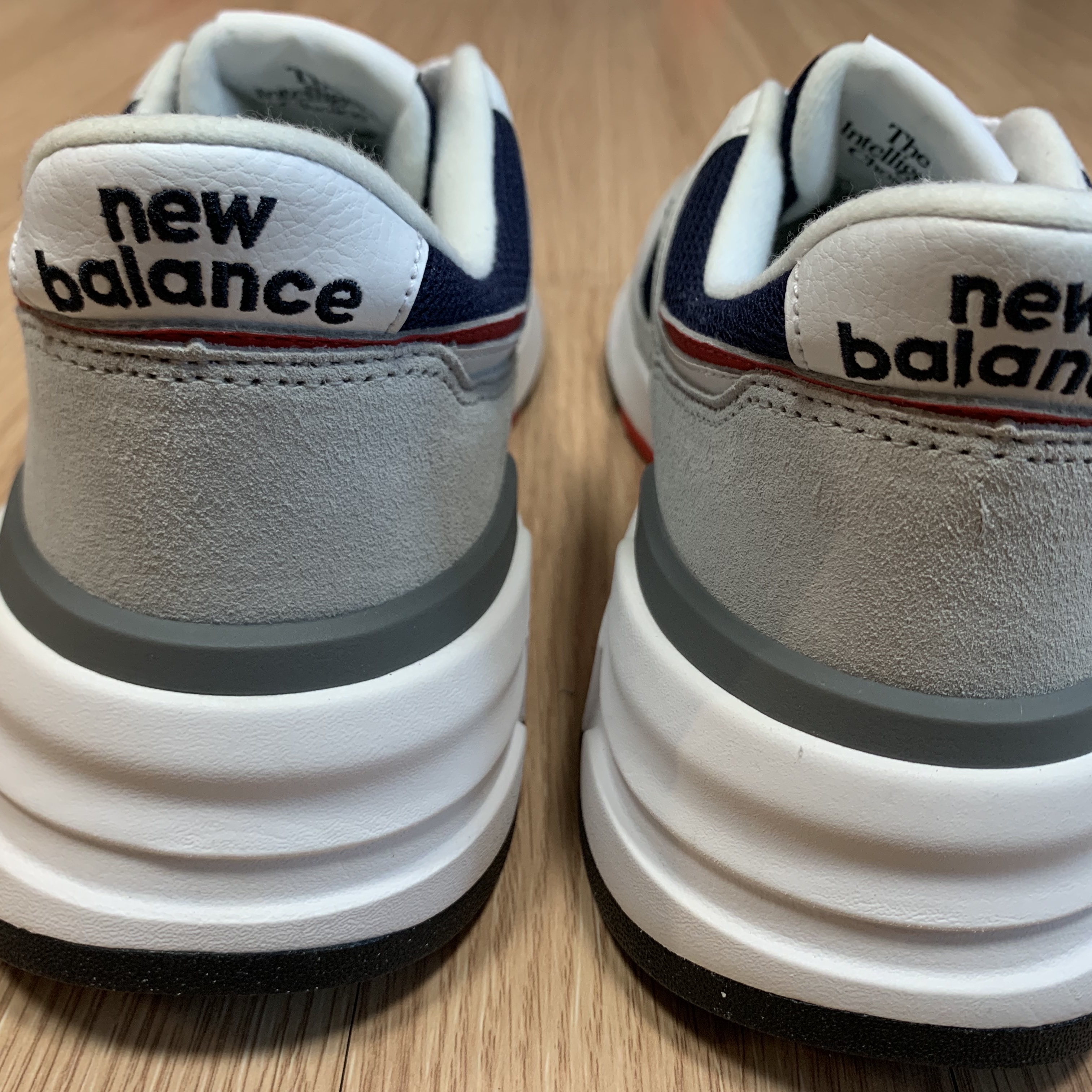 New Balance 997R Brighton Grey Team Navy 착용 스타일 - 4