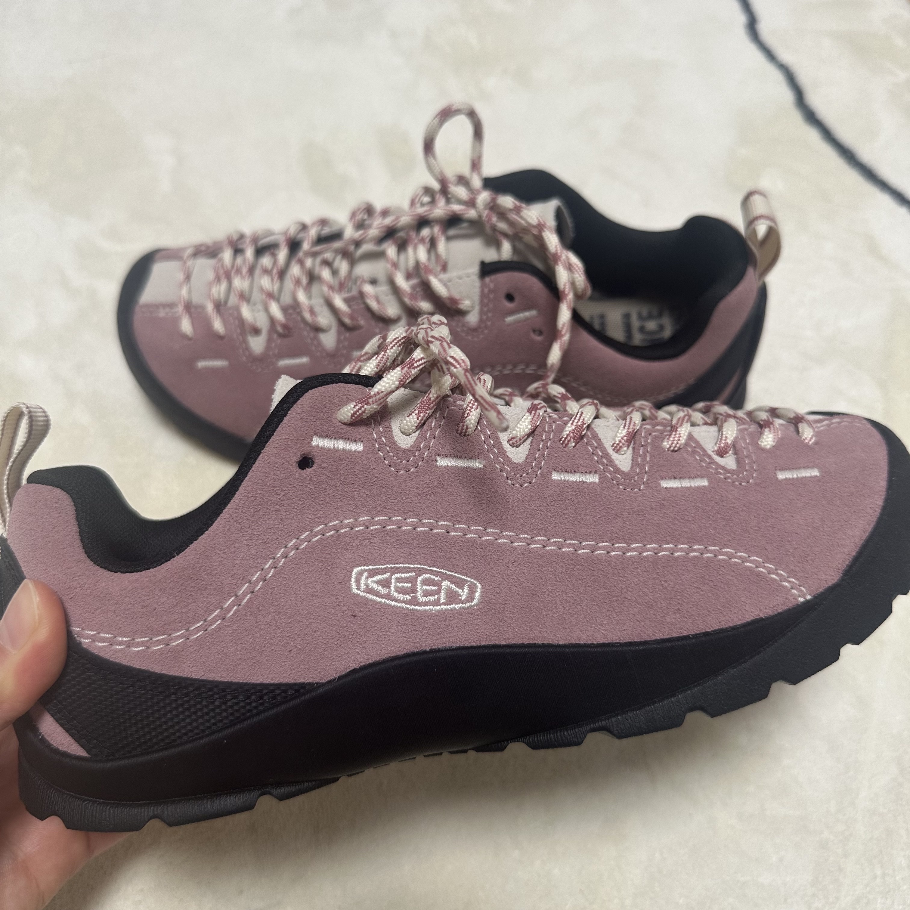 (W) Keen Jasper Suede Sneakers Nostalgia Rose Birch 착용 스타일 - 1