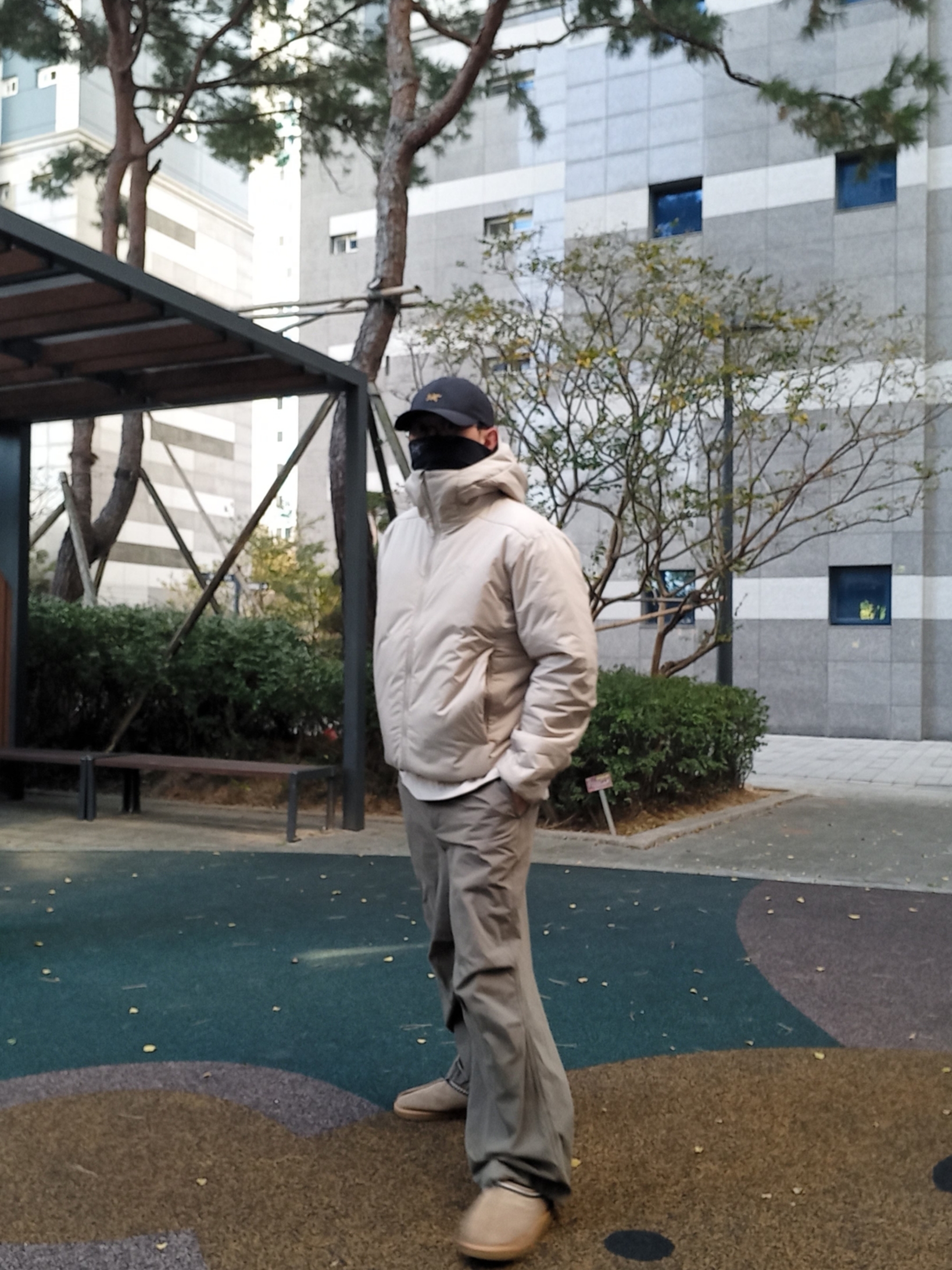 Arc'teryx Atom Heavyweight Hoody Rune, UGG Tasman Slipper Chestnut 착용 스타일 - 6