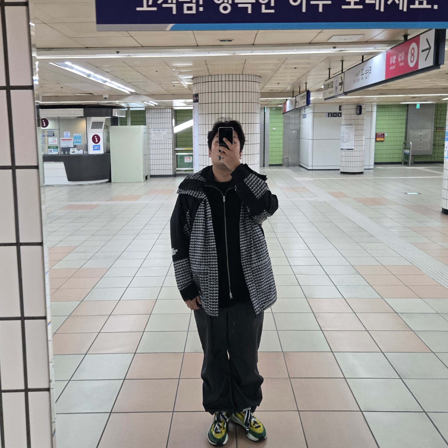 Nike x Sacai VaporWaffle Tour Yellow & Gorge Green Sail, Supreme x The North Face Studded Mountain Light Jacket Black - 21SS 착용 스타일