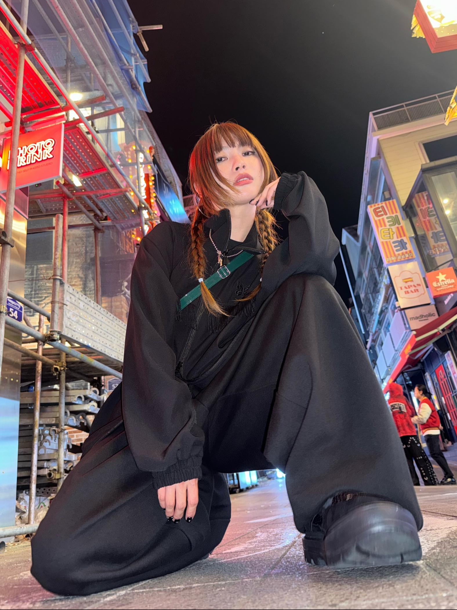 Needles Fringe Track Jacket Poly Kersey Black 착용 스타일 - 2