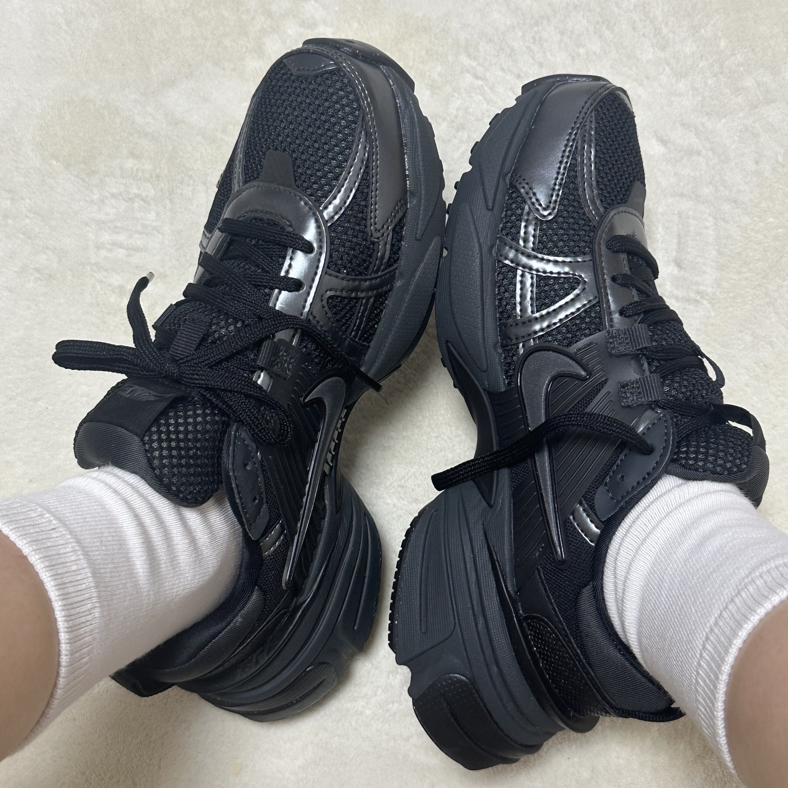 Nike V2K Run Black Anthracite 착용 스타일 - 2