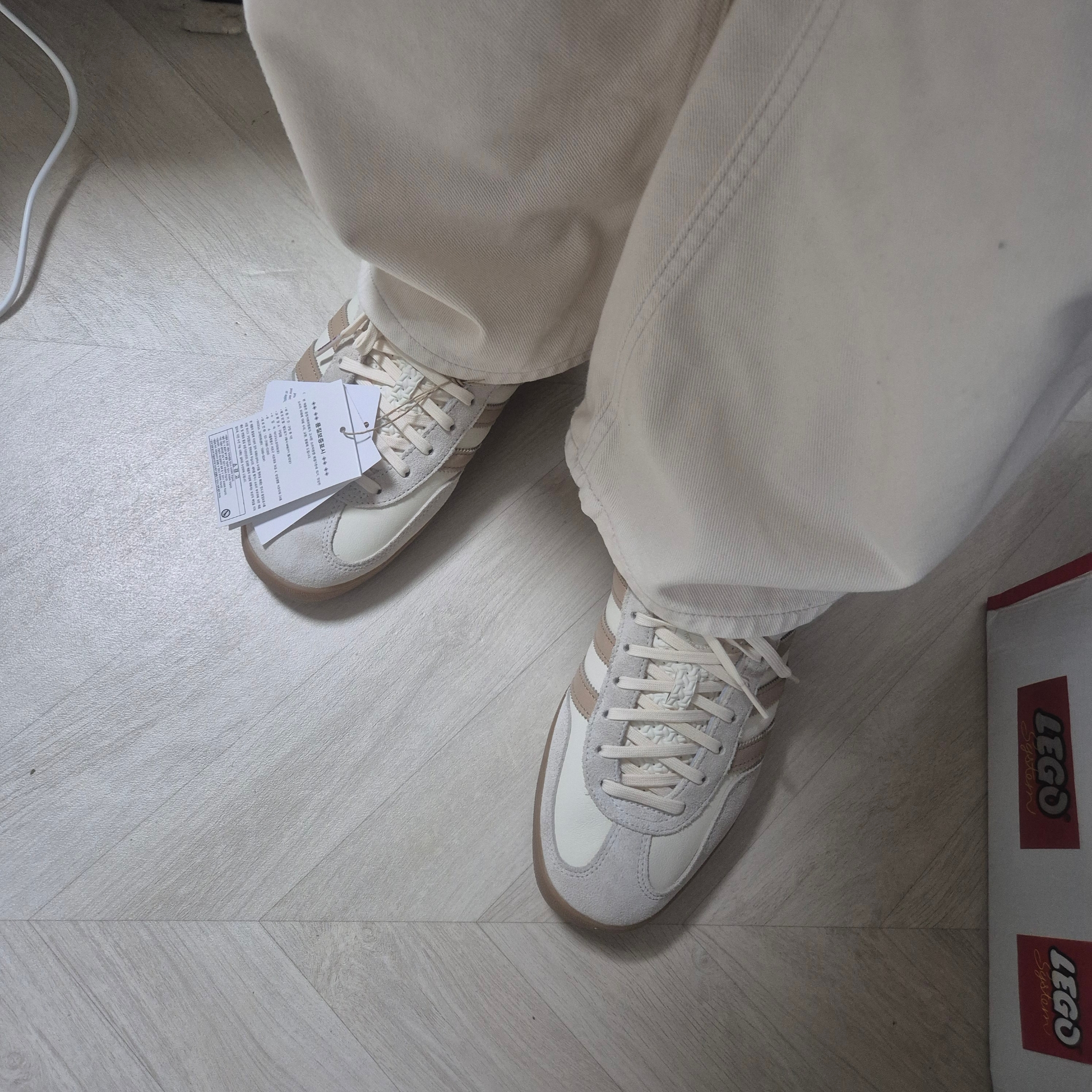 Adidas Gazelle Indoor Off White Magic Beige Red 착용 스타일 - 2